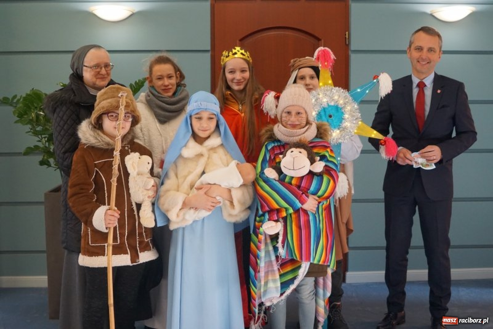 Zdjęcie w galerii na portalu naszraciborz.pl: Kolędnicy misyjni odwiedzili ratusz  wiadomości z regionu