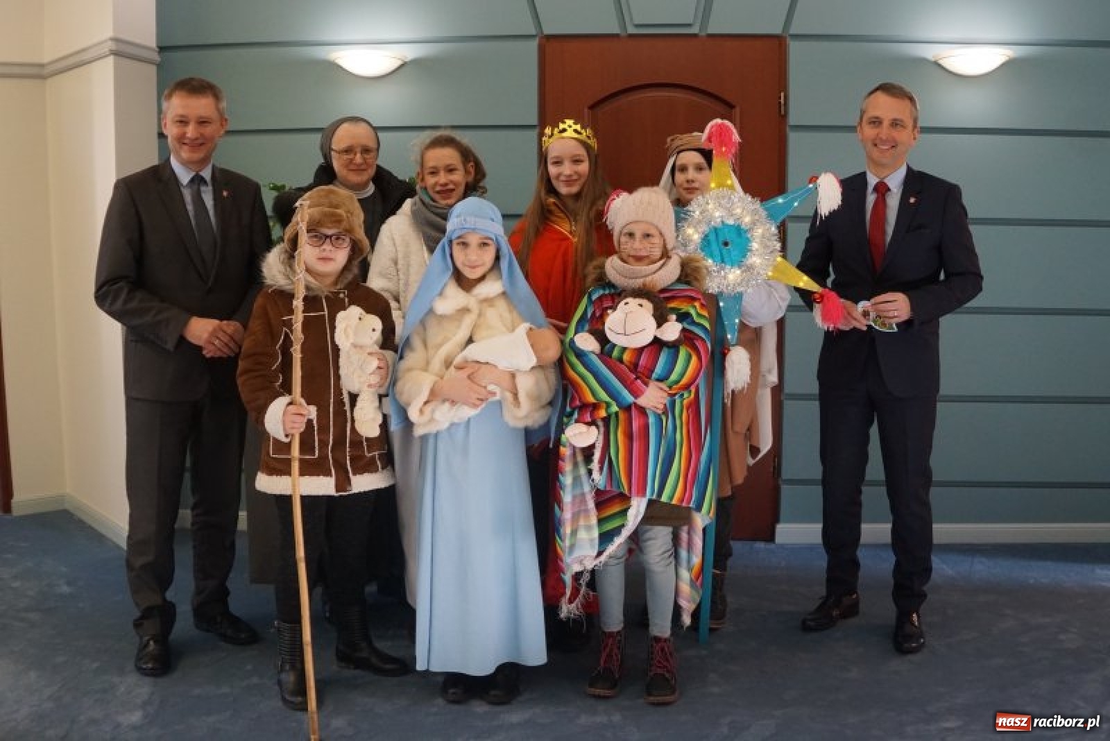 Zdjęcie w galerii na portalu naszraciborz.pl: Kolędnicy misyjni odwiedzili ratusz  wiadomości z regionu