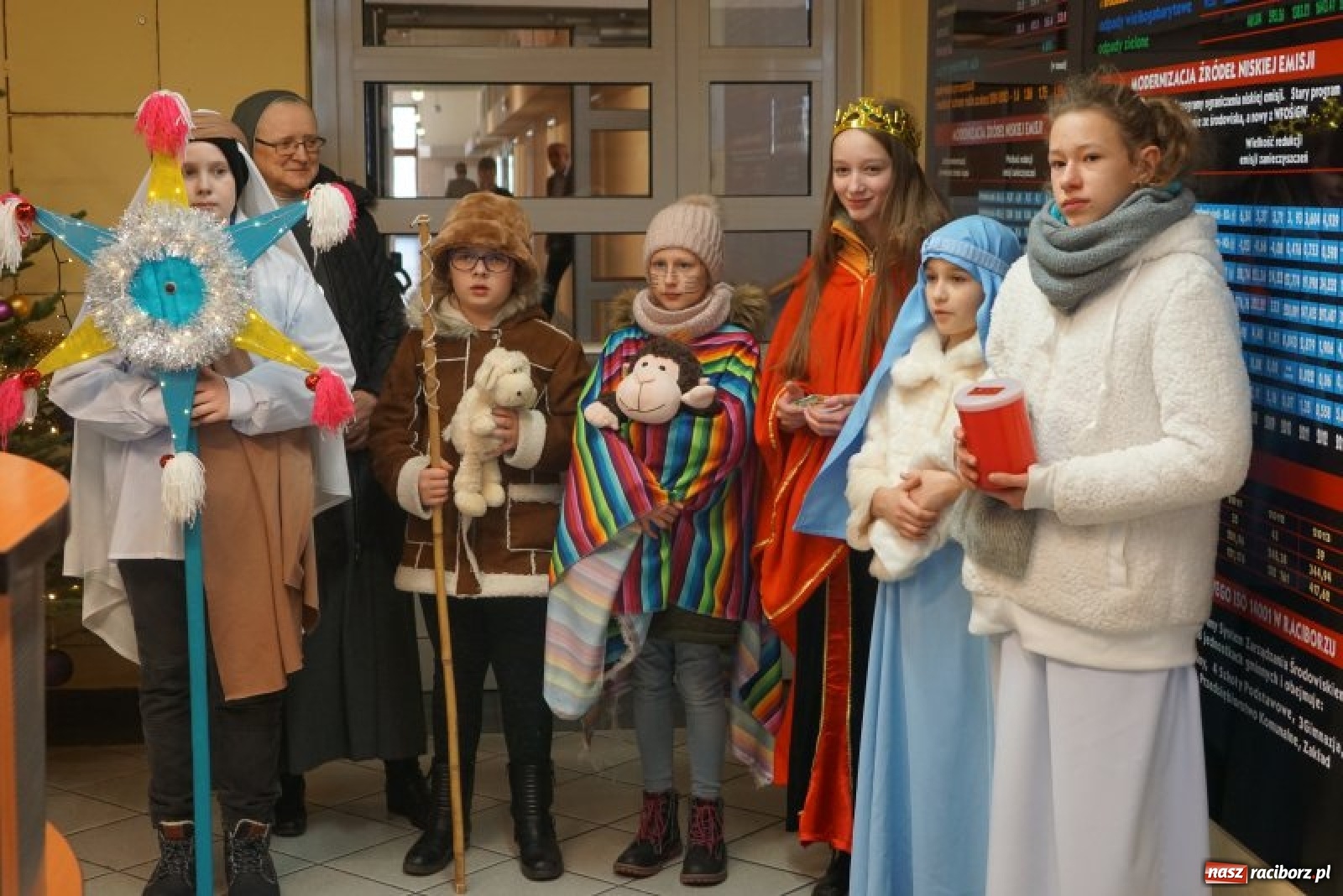 Zdjęcie w galerii na portalu naszraciborz.pl: Kolędnicy misyjni odwiedzili ratusz  wiadomości z regionu