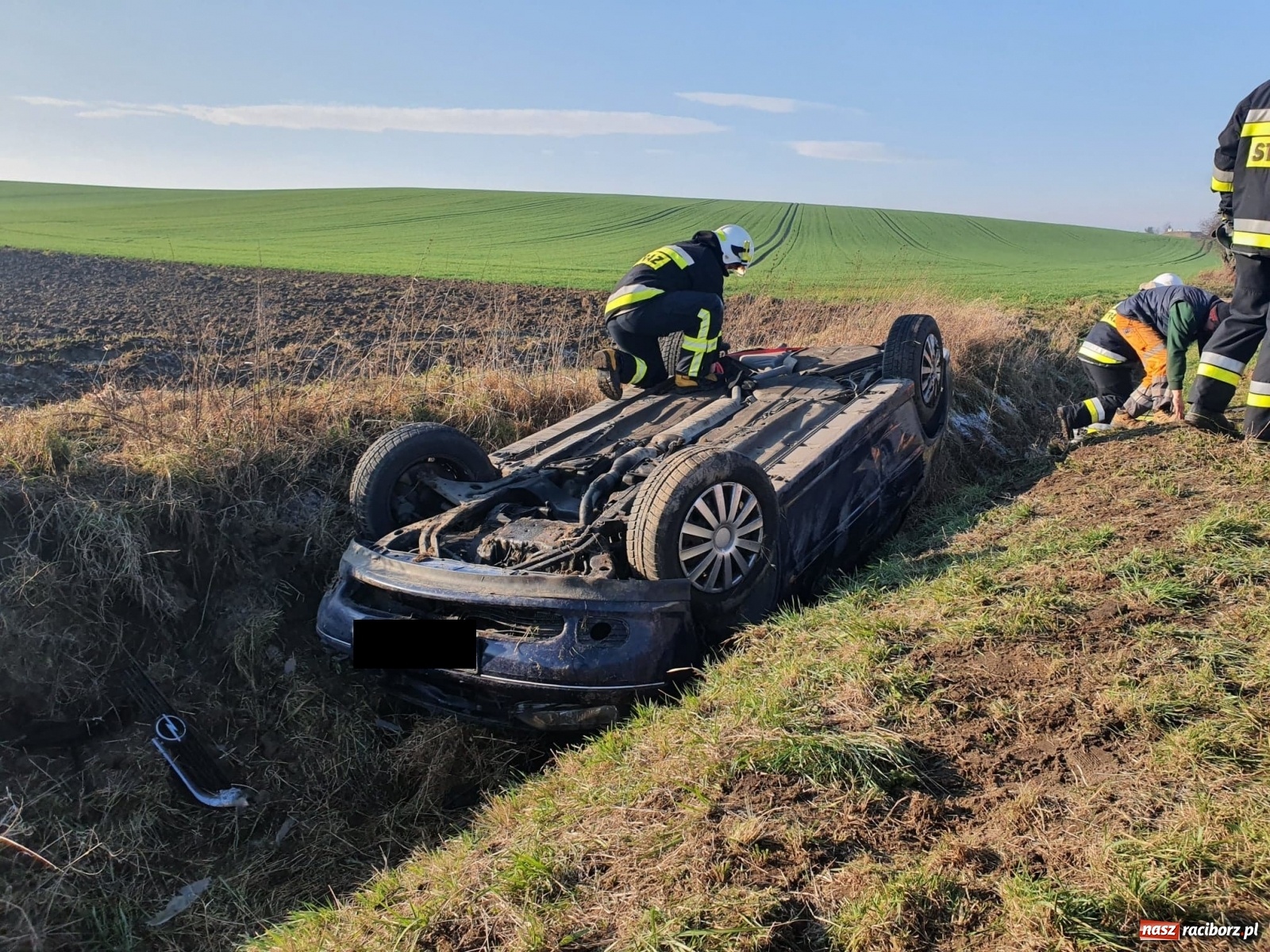 Zdjęcie w galerii na portalu naszraciborz.pl: Zawiniła prędkość. Dwie osobówki dachowały  wiadomości z regionu