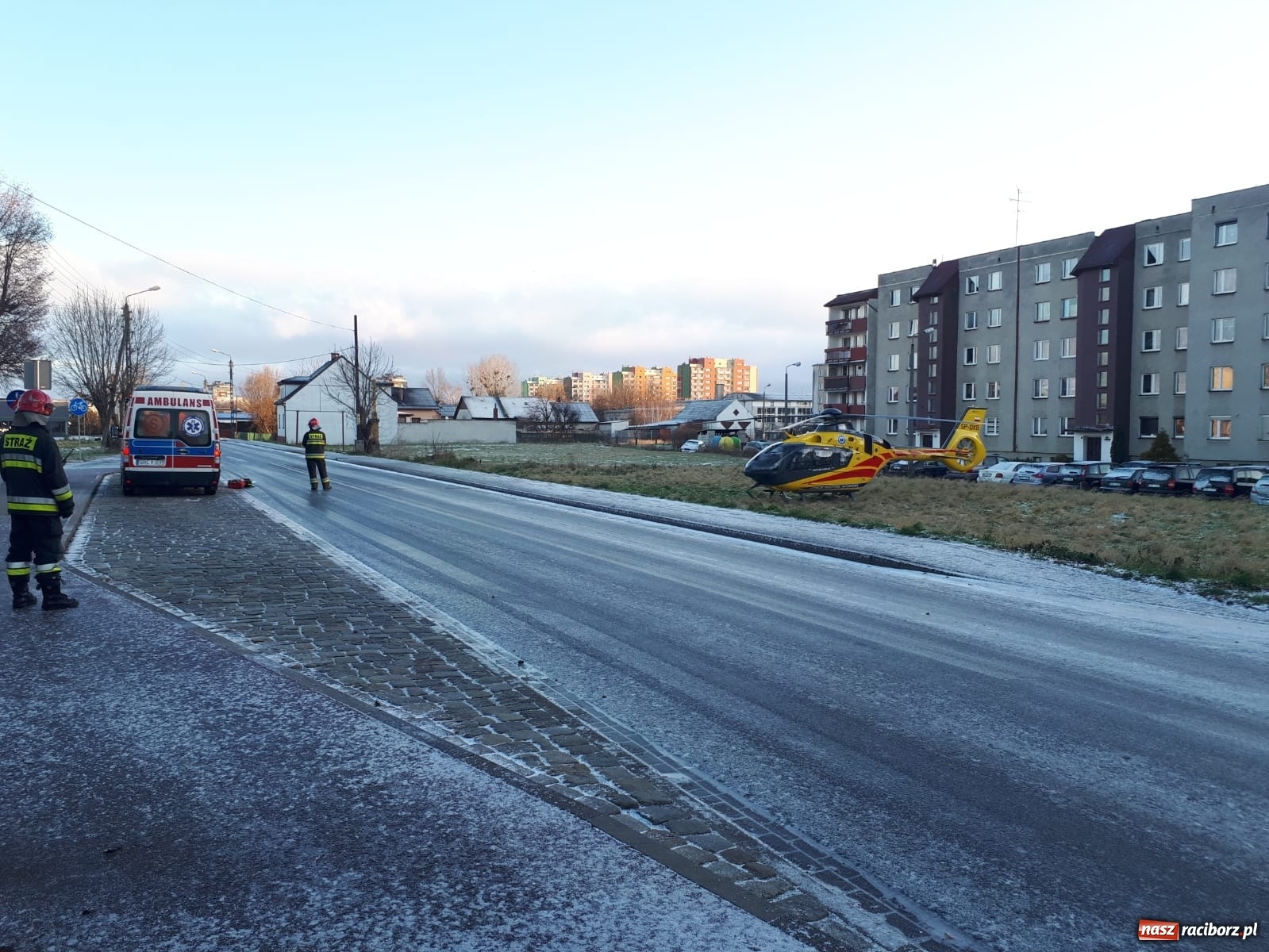 Zdjęcie w galerii na portalu naszraciborz.pl: Lądowanie LPR na Mariańskiej. Poszkodowane małe dziecko [FOTO i WIDEO] wiadomości z regionu