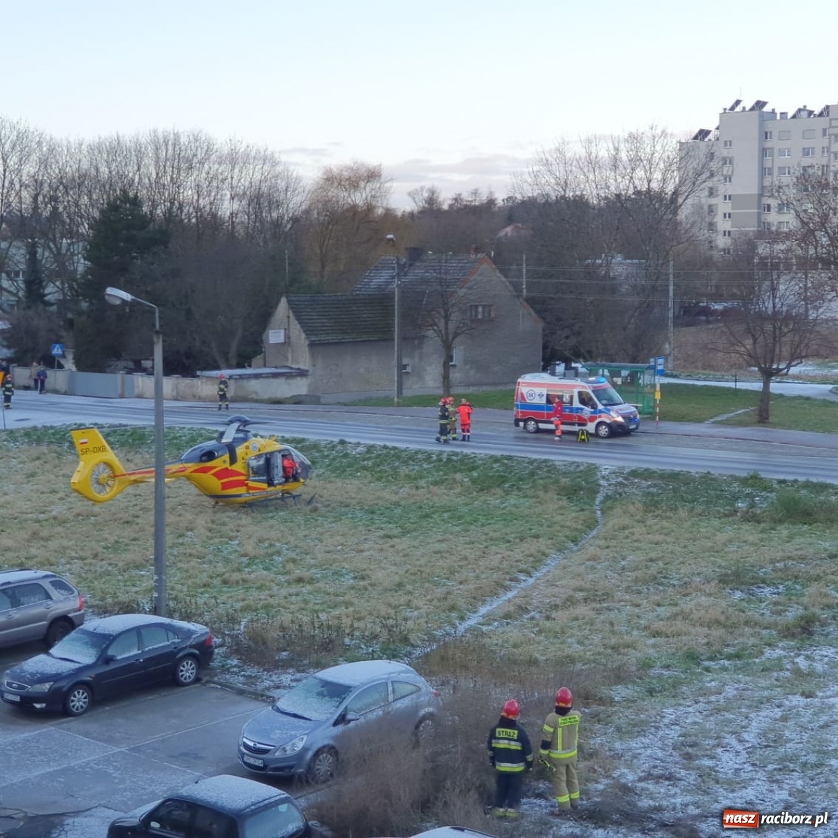 Zdjęcie w galerii na portalu naszraciborz.pl: Lądowanie LPR na Mariańskiej. Poszkodowane małe dziecko [FOTO i WIDEO] wiadomości z regionu