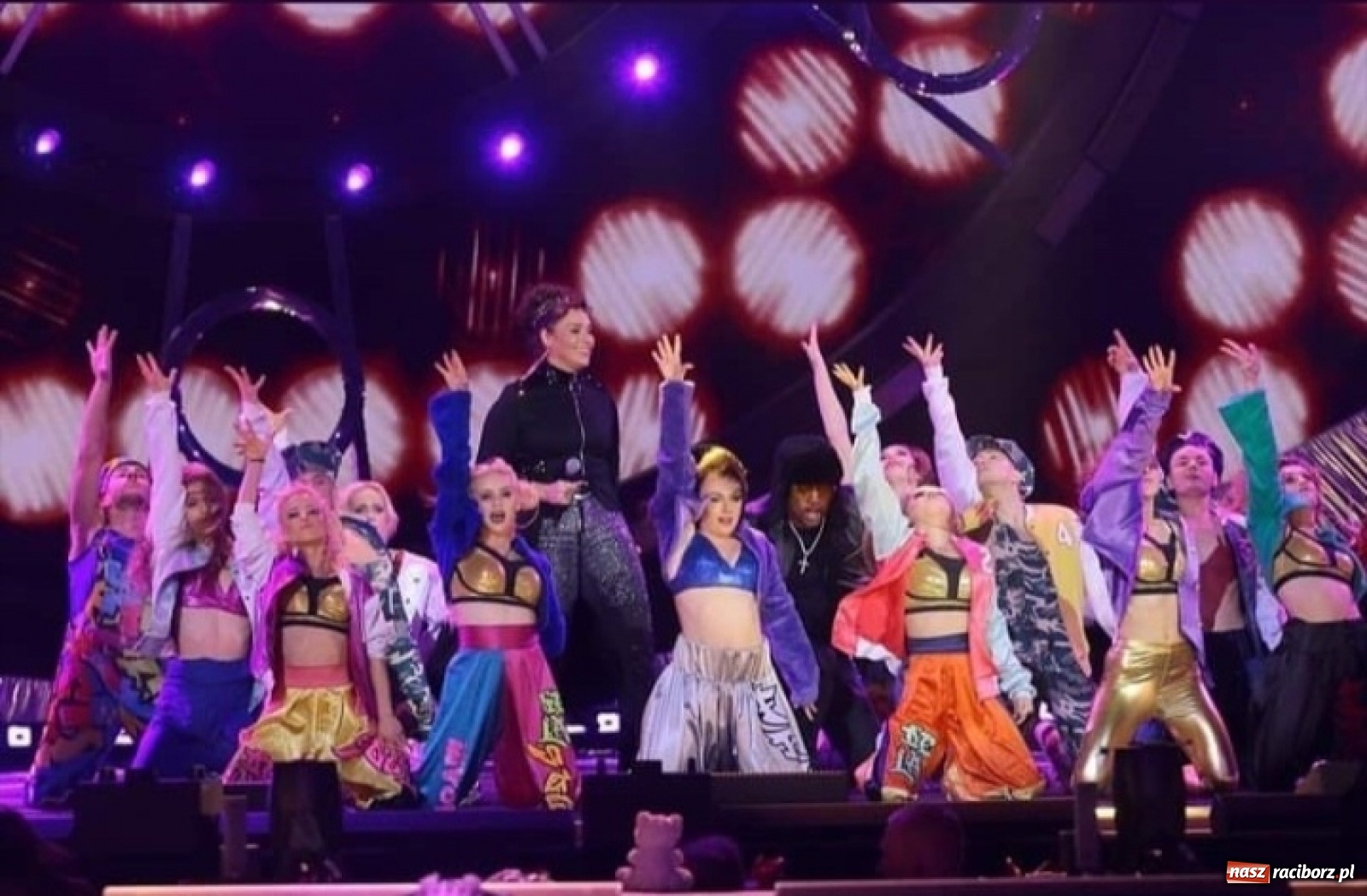 Zdjęcie w galerii na portalu naszraciborz.pl: Raciborzanka zatańczyła na scenie Sylwestrowej Mocy Przebojów Polsatu  wiadomości z regionu