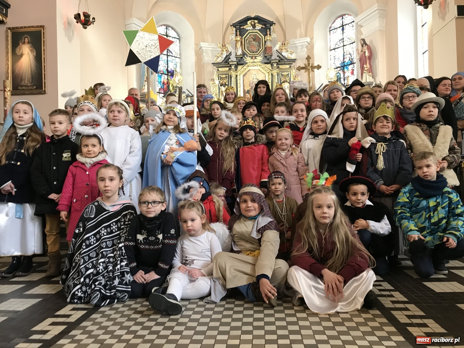 Zdjęcie w galerii na portalu naszraciborz.pl: Trzej królowie w dziecięcym orszaku w Brzeziu wiadomości z regionu