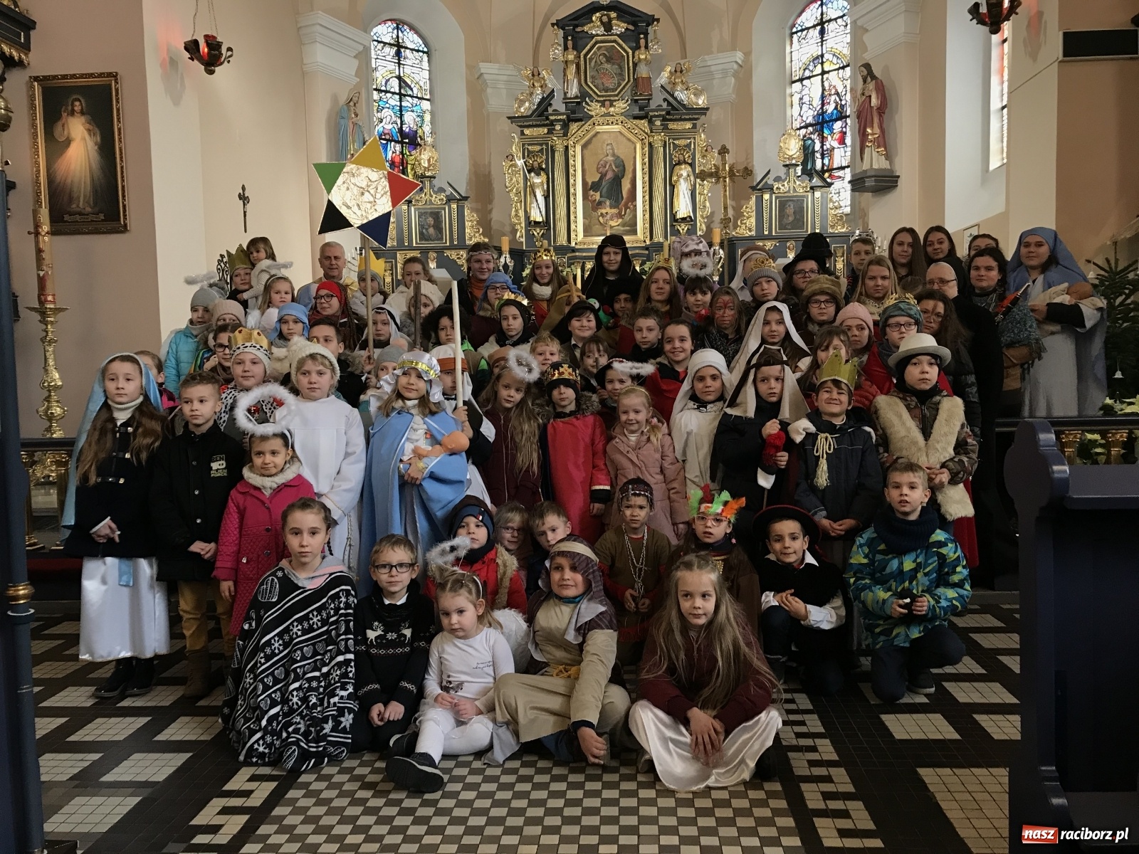 Zdjęcie w galerii na portalu naszraciborz.pl: Trzej królowie w dziecięcym orszaku w Brzeziu wiadomości z regionu