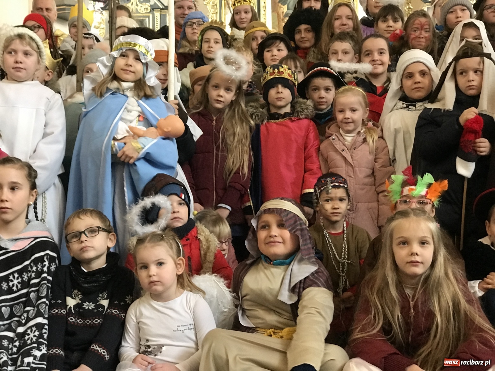 Zdjęcie w galerii na portalu naszraciborz.pl: Trzej królowie w dziecięcym orszaku w Brzeziu wiadomości z regionu