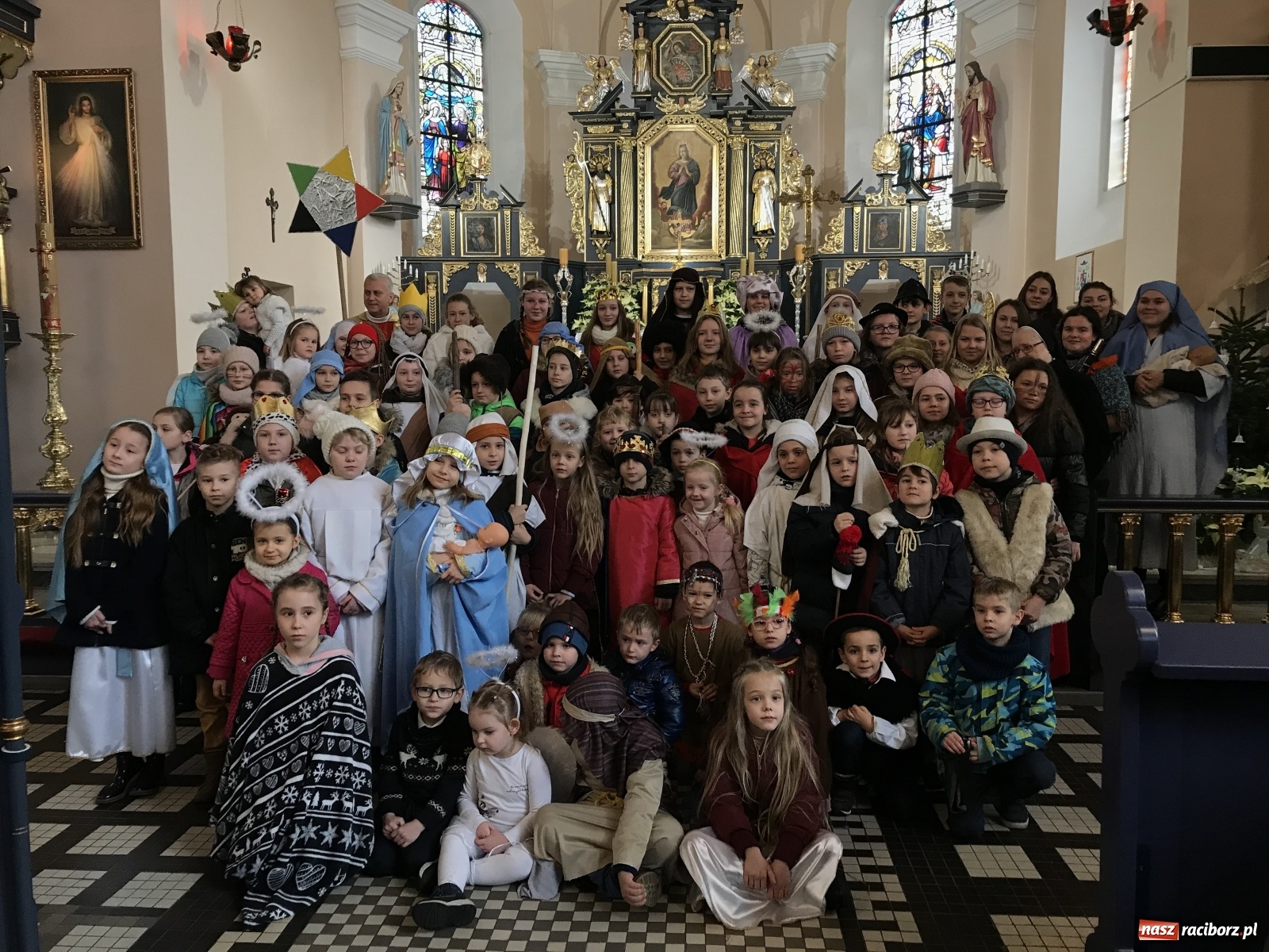 Zdjęcie w galerii na portalu naszraciborz.pl: Trzej królowie w dziecięcym orszaku w Brzeziu wiadomości z regionu