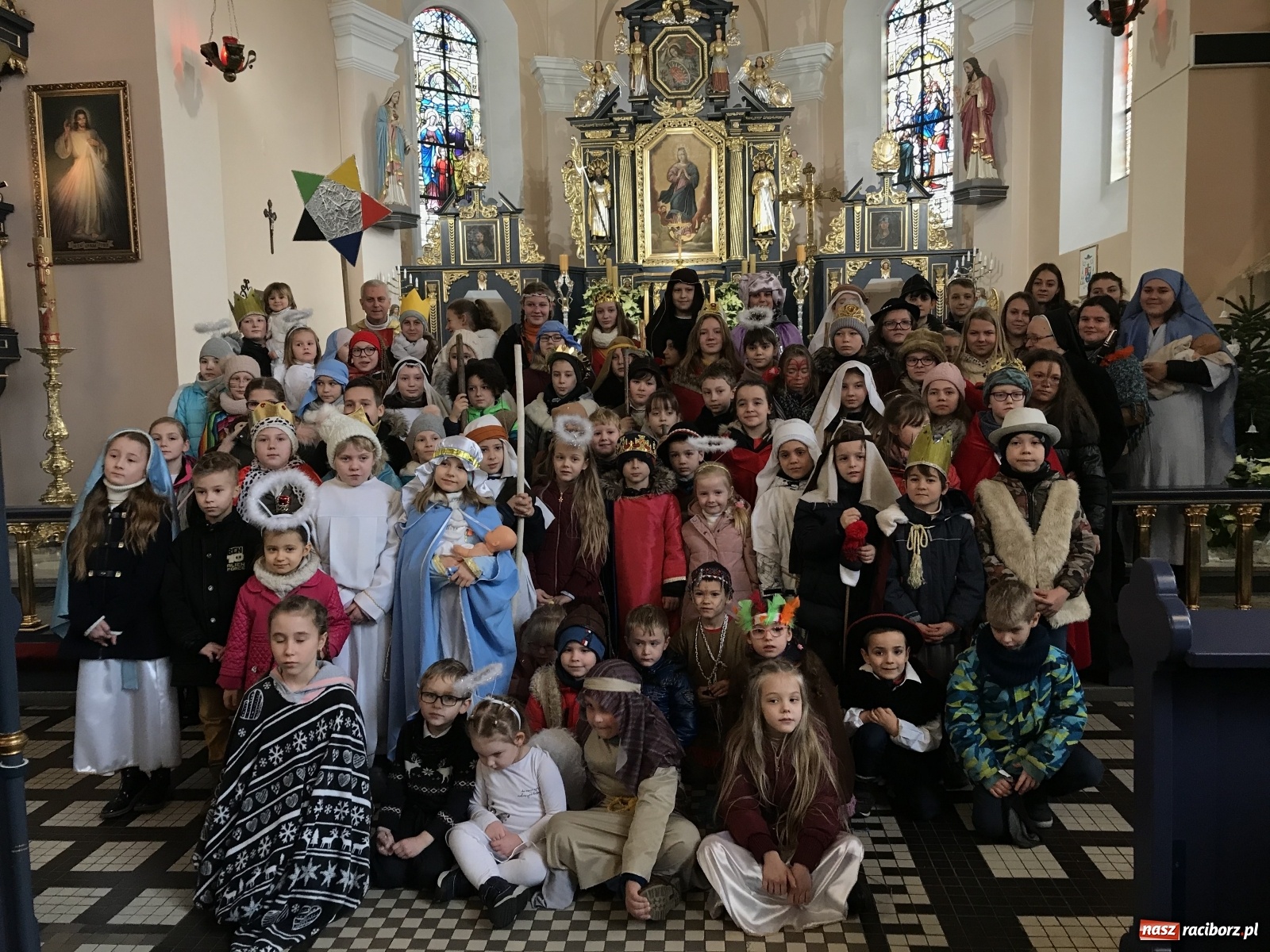 Zdjęcie w galerii na portalu naszraciborz.pl: Trzej królowie w dziecięcym orszaku w Brzeziu wiadomości z regionu