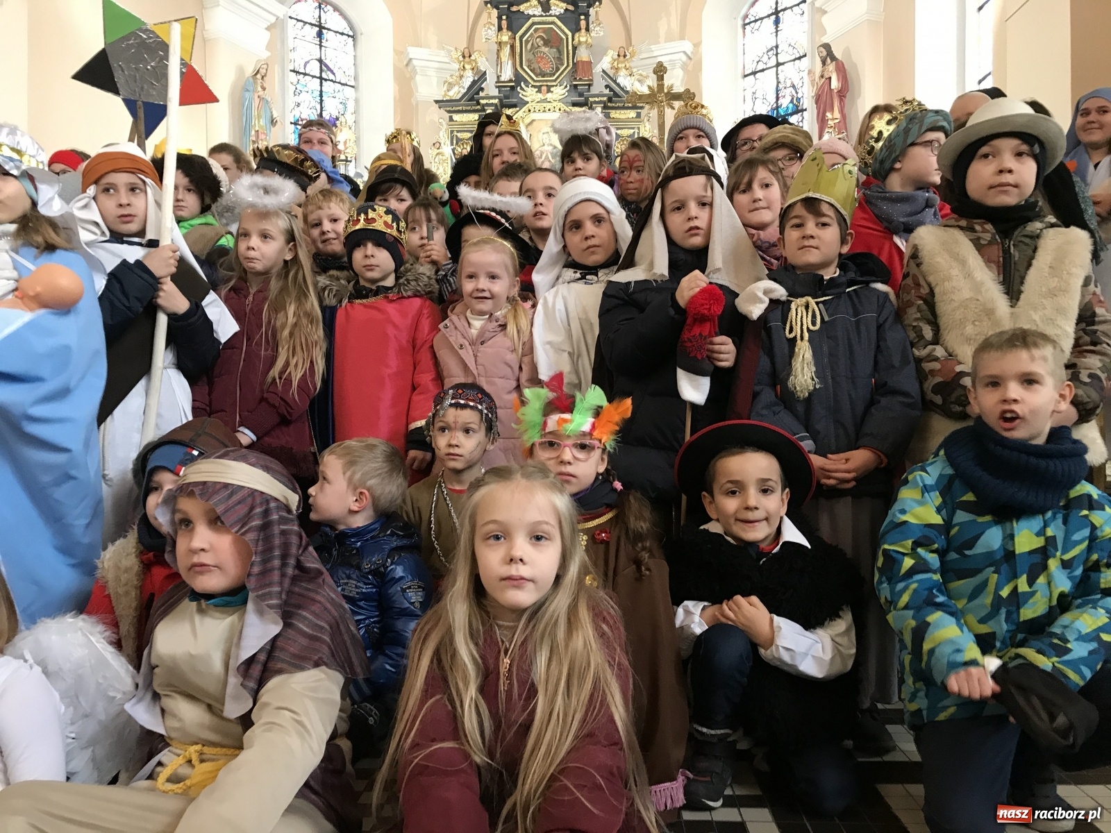 Zdjęcie w galerii na portalu naszraciborz.pl: Trzej królowie w dziecięcym orszaku w Brzeziu wiadomości z regionu