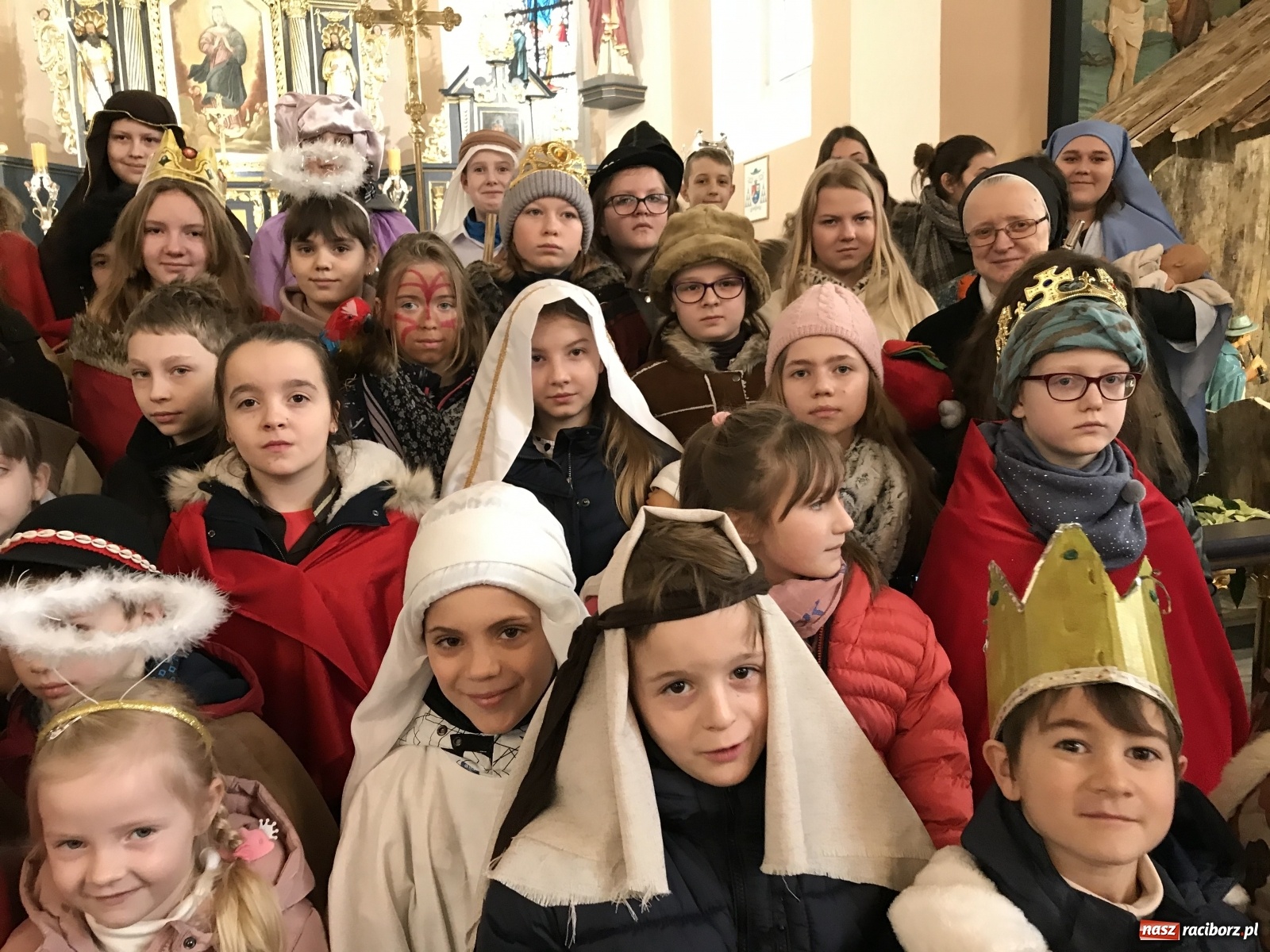 Zdjęcie w galerii na portalu naszraciborz.pl: Trzej królowie w dziecięcym orszaku w Brzeziu wiadomości z regionu