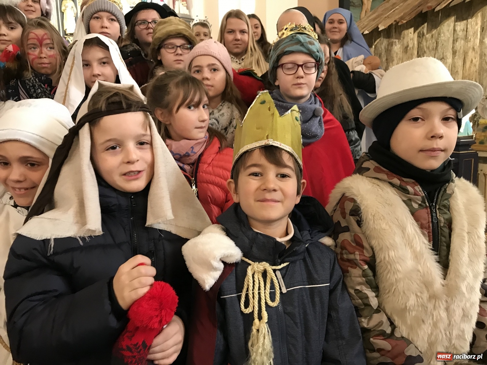 Zdjęcie w galerii na portalu naszraciborz.pl: Trzej królowie w dziecięcym orszaku w Brzeziu wiadomości z regionu