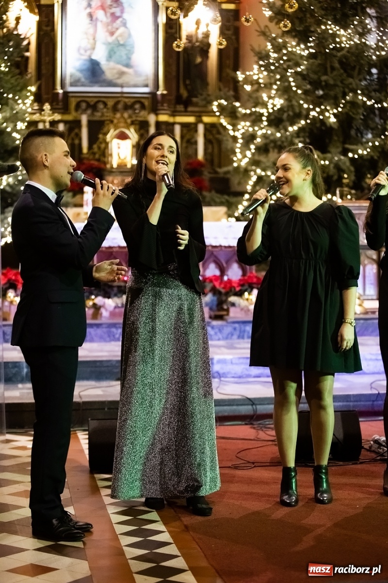 Zdjęcie w galerii na portalu naszraciborz.pl: Mirażowe kolędowanie w kościele na Starej Wsi [FOTO] wiadomości z regionu