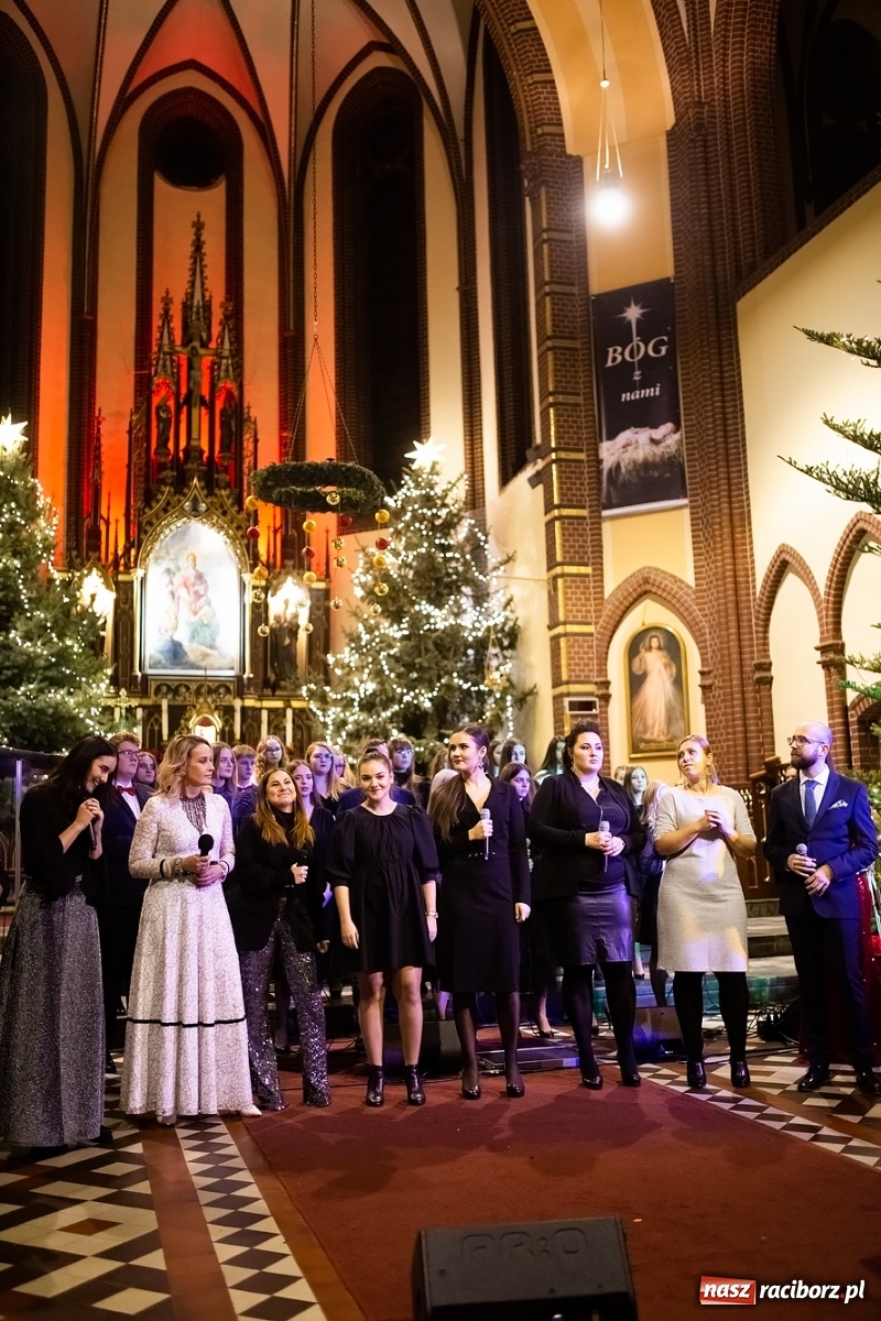 Zdjęcie w galerii na portalu naszraciborz.pl: Mirażowe kolędowanie w kościele na Starej Wsi [FOTO] wiadomości z regionu