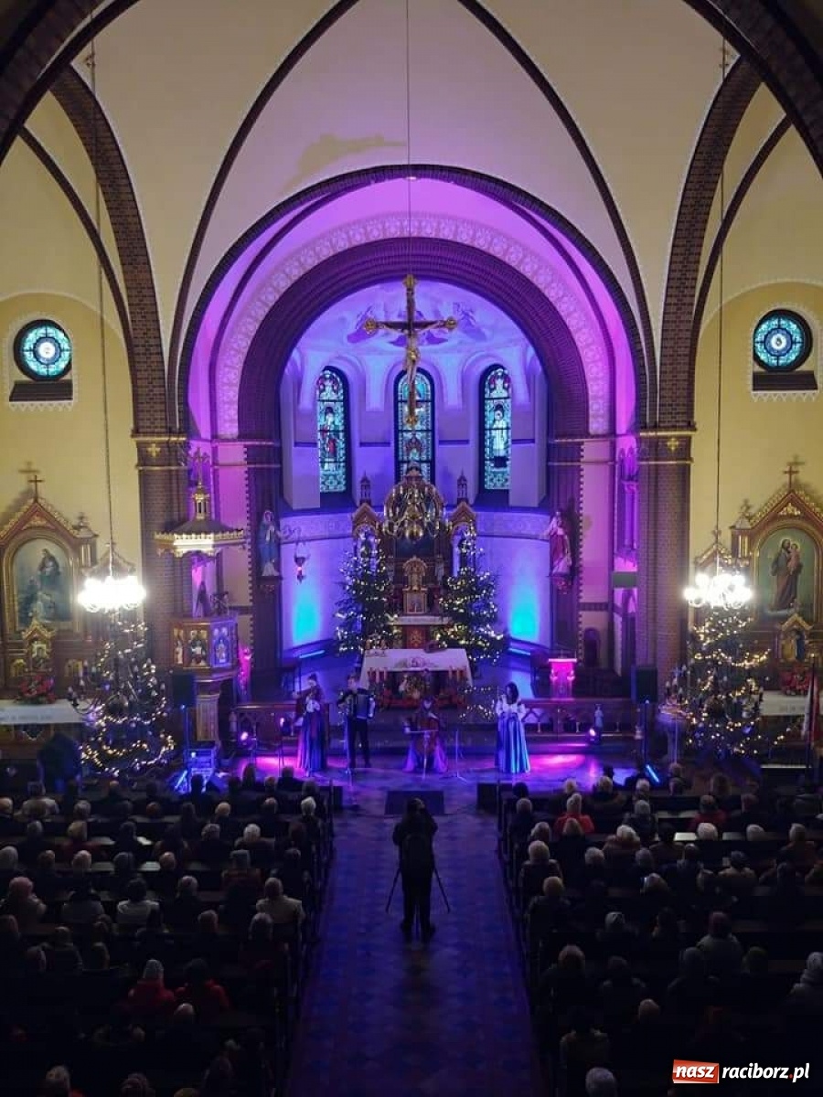 Zdjęcie w galerii na portalu naszraciborz.pl: Tradycyjne kolędowanie w Kuźni Raciborskiej wiadomości z regionu