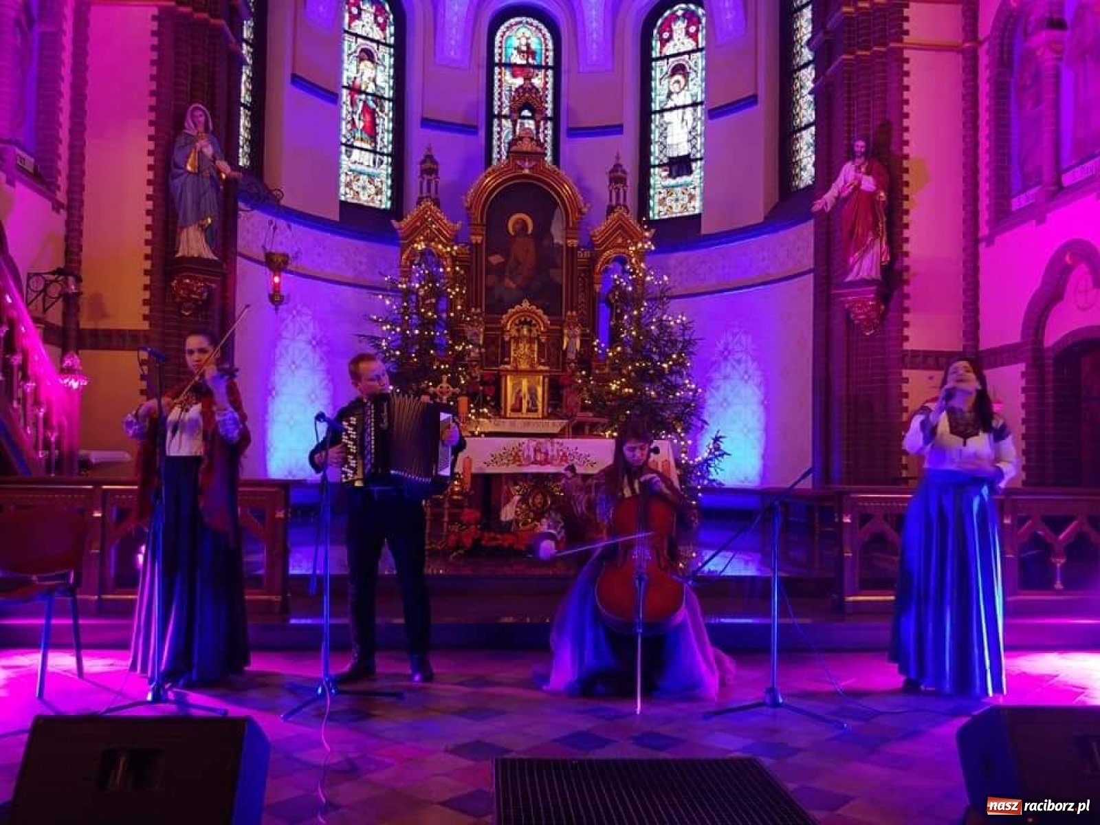 Zdjęcie w galerii na portalu naszraciborz.pl: Tradycyjne kolędowanie w Kuźni Raciborskiej wiadomości z regionu