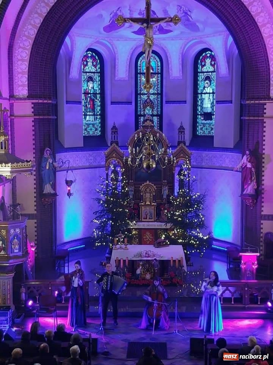 Zdjęcie w galerii na portalu naszraciborz.pl: Tradycyjne kolędowanie w Kuźni Raciborskiej wiadomości z regionu