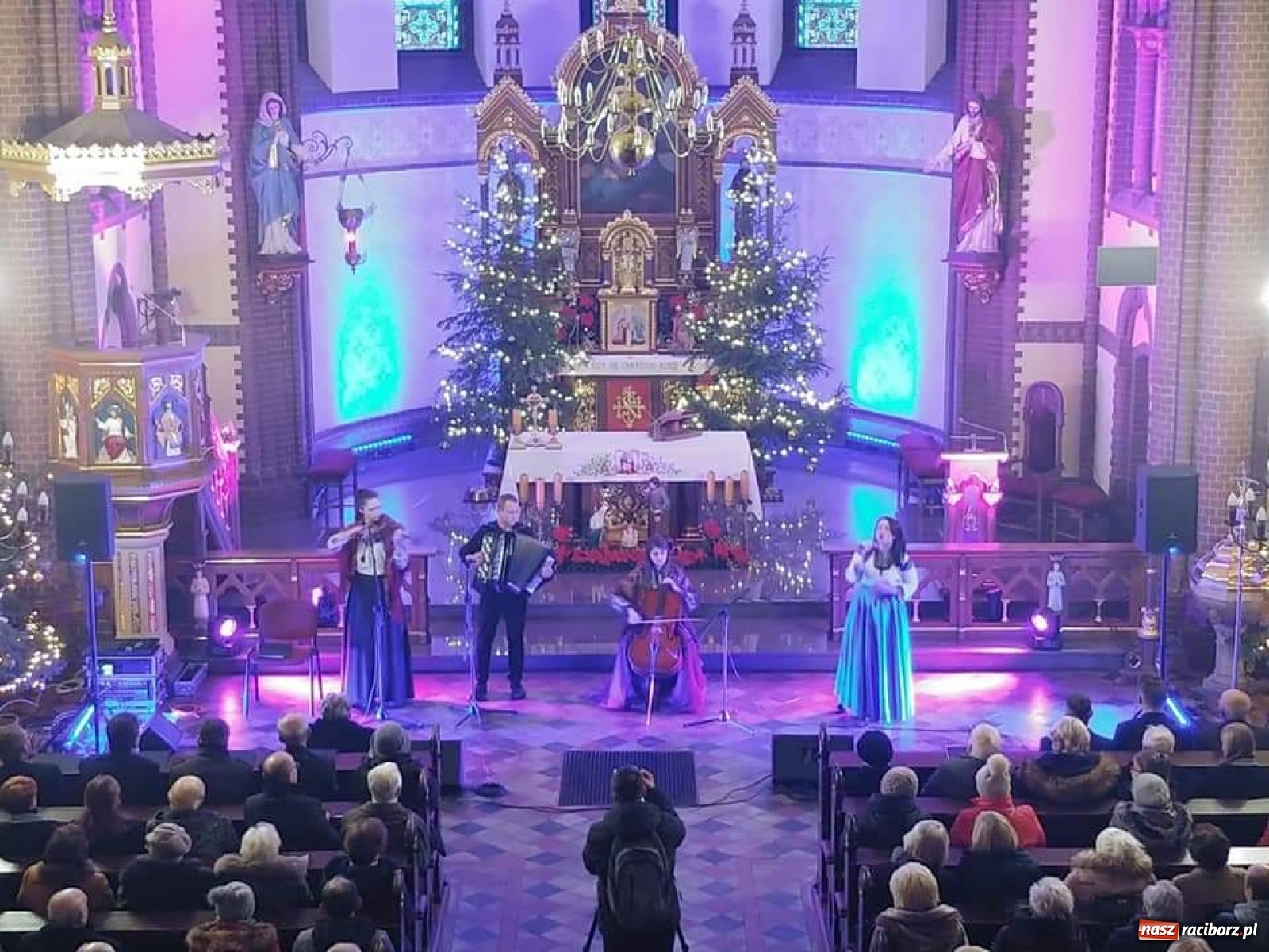 Zdjęcie w galerii na portalu naszraciborz.pl: Tradycyjne kolędowanie w Kuźni Raciborskiej wiadomości z regionu