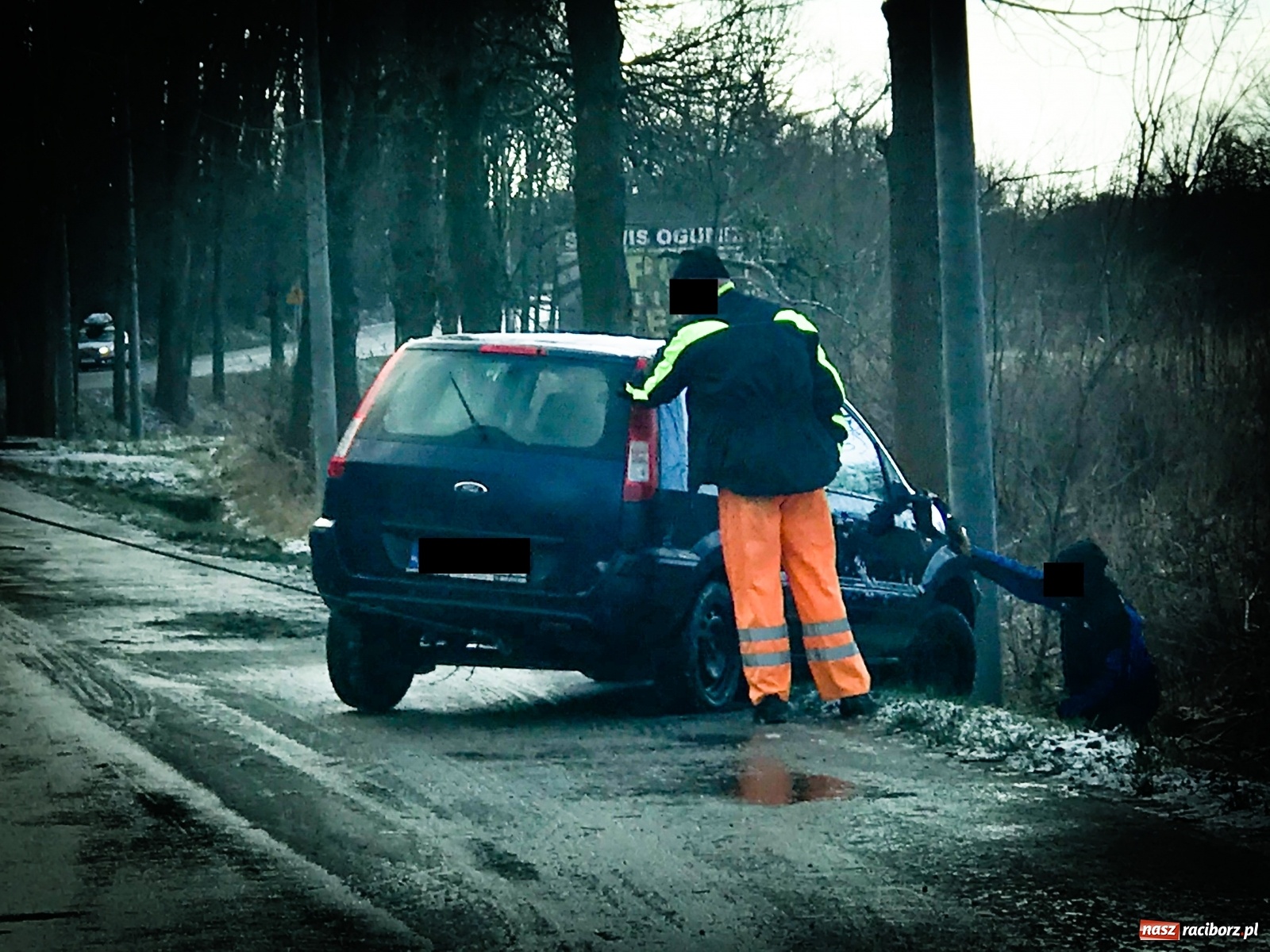 Zdjęcie w galerii na portalu naszraciborz.pl: Ford wypadł z drogi na Brzeskiej. Uwaga na marznące opady wiadomości z regionu