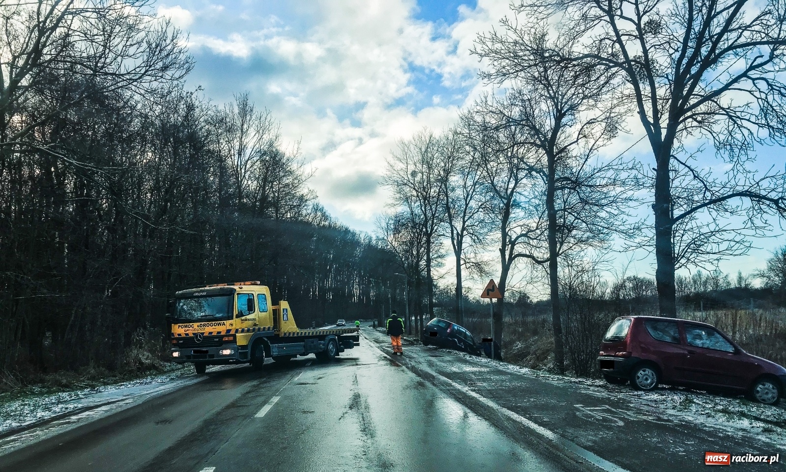 Zdjęcie w galerii na portalu naszraciborz.pl: Ford wypadł z drogi na Brzeskiej. Uwaga na marznące opady wiadomości z regionu