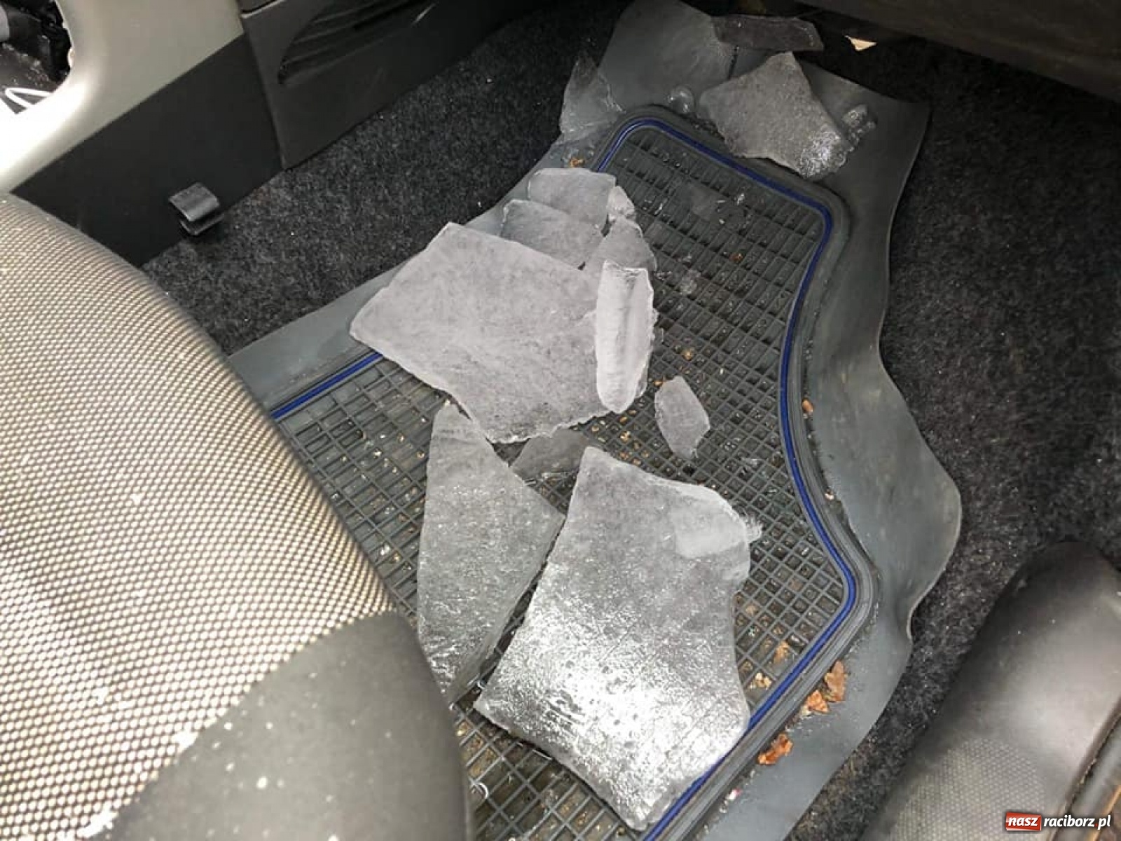 Zdjęcie w galerii na portalu naszraciborz.pl: Tafla lodu jak przecinak! Groźne zdarzenie na A1  wiadomości z regionu