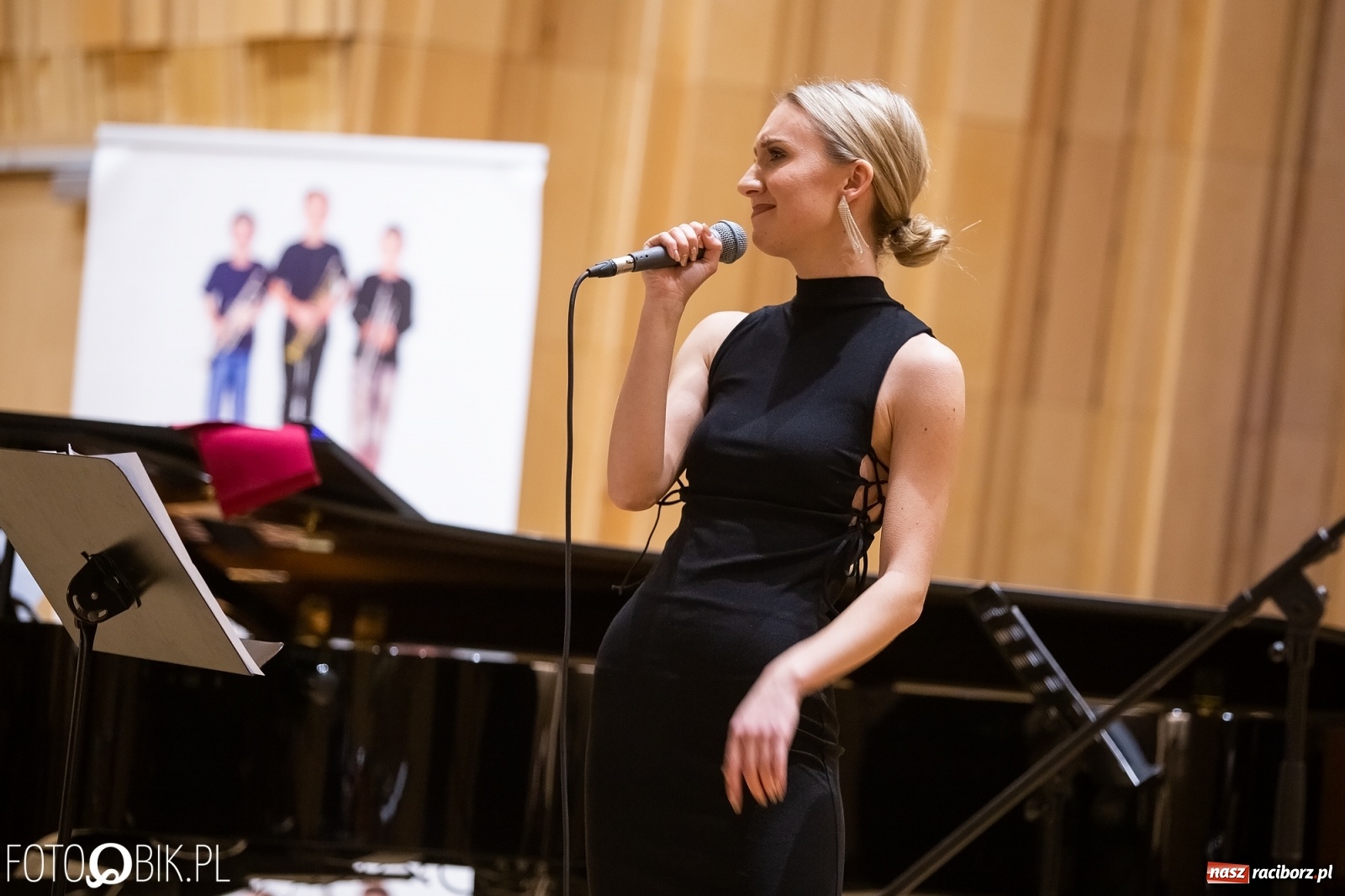 Zdjęcie w galerii na portalu naszraciborz.pl: Koncert Judyty Pisarczyk i wystawa fotograficzna Magia Światła wiadomości z regionu