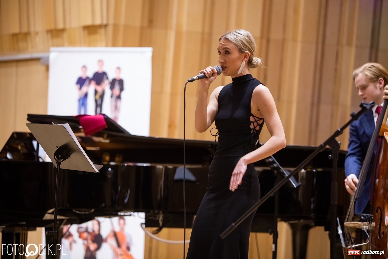 Zdjęcie w galerii na portalu naszraciborz.pl: Koncert Judyty Pisarczyk i wystawa fotograficzna Magia Światła wiadomości z regionu
