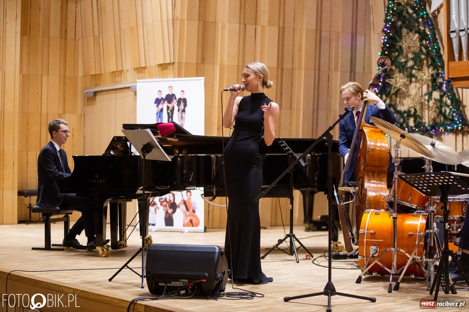 Zdjęcie w galerii na portalu naszraciborz.pl: Koncert Judyty Pisarczyk i wystawa fotograficzna Magia Światła wiadomości z regionu