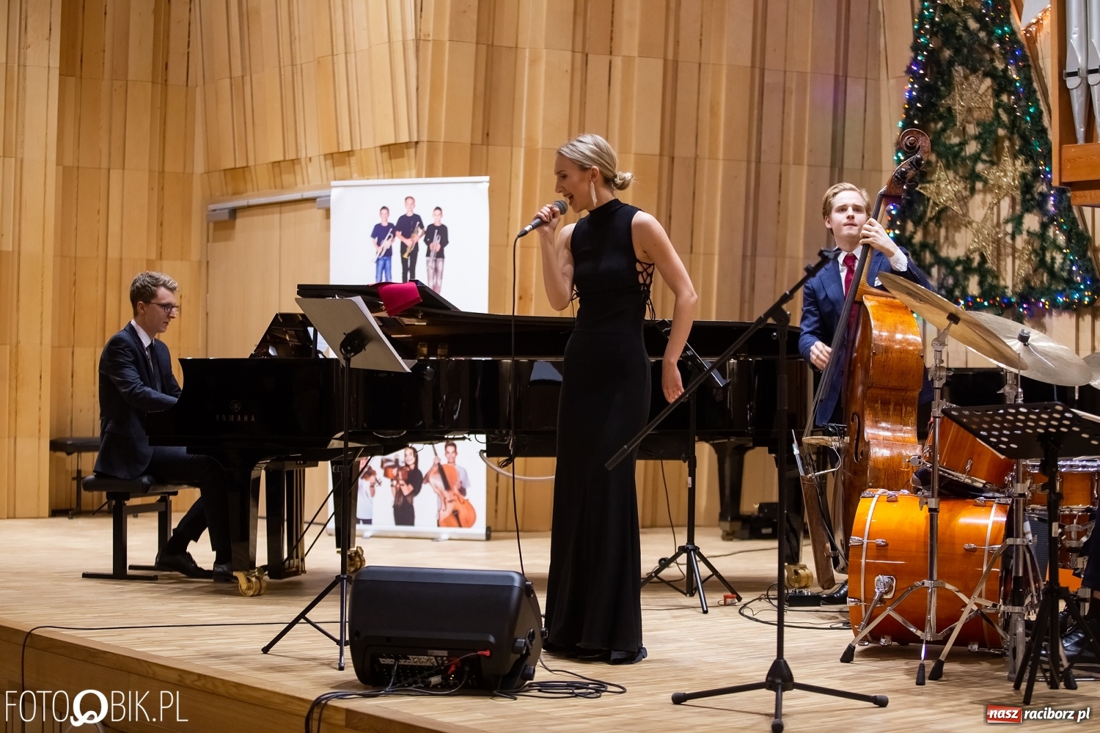 Zdjęcie w galerii na portalu naszraciborz.pl: Koncert Judyty Pisarczyk i wystawa fotograficzna Magia Światła wiadomości z regionu