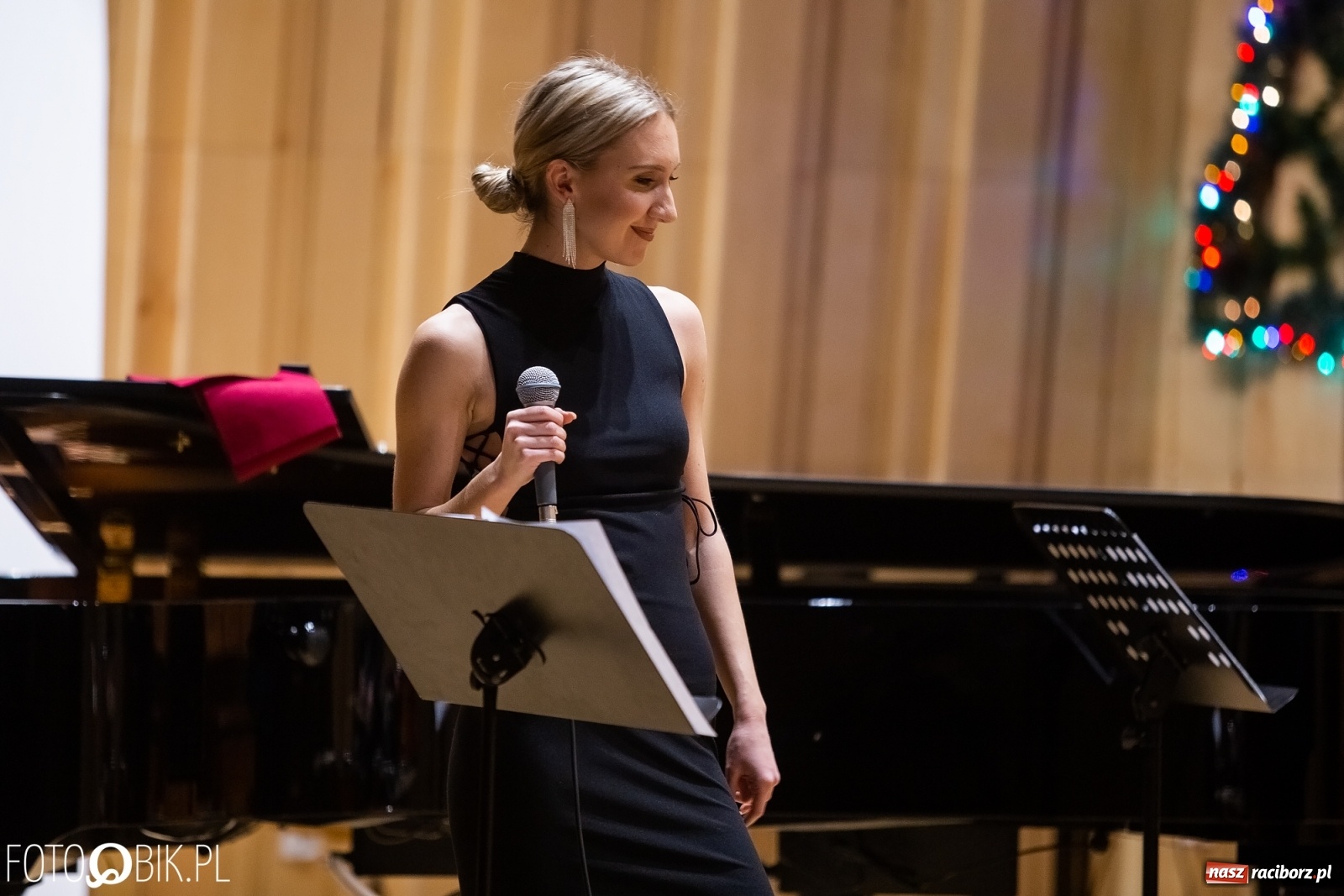 Zdjęcie w galerii na portalu naszraciborz.pl: Koncert Judyty Pisarczyk i wystawa fotograficzna Magia Światła wiadomości z regionu