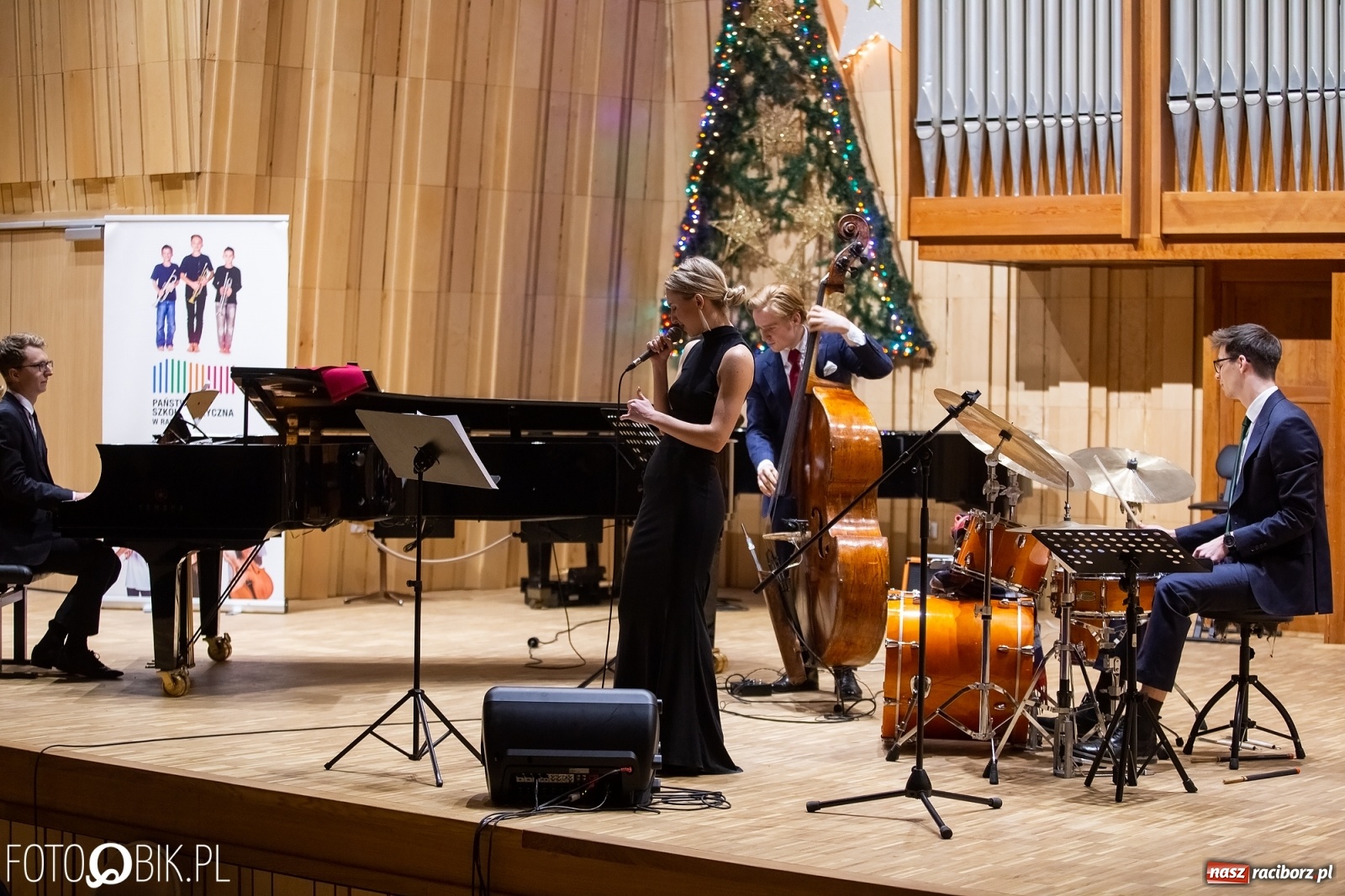 Zdjęcie w galerii na portalu naszraciborz.pl: Koncert Judyty Pisarczyk i wystawa fotograficzna Magia Światła wiadomości z regionu