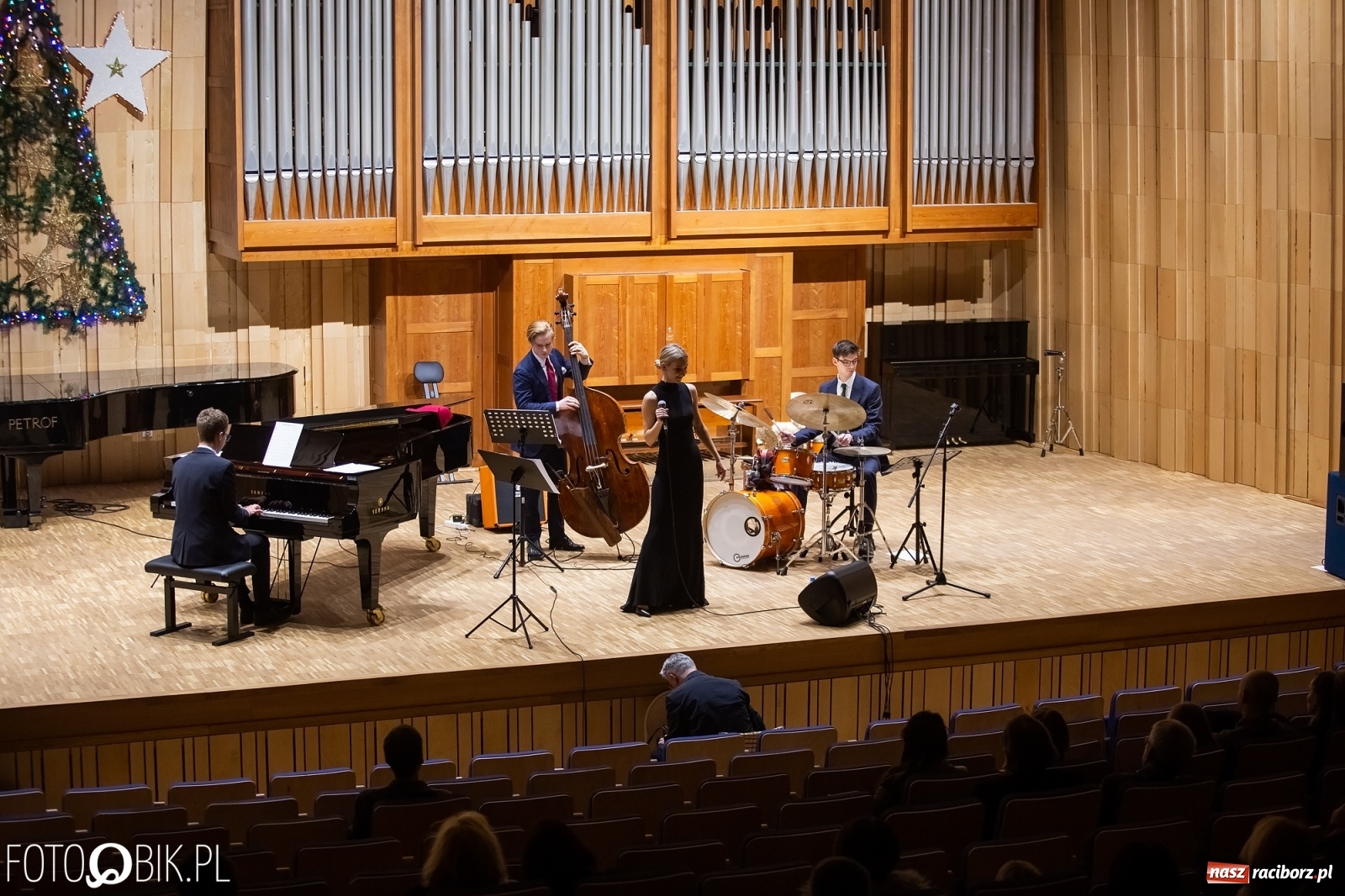 Zdjęcie w galerii na portalu naszraciborz.pl: Koncert Judyty Pisarczyk i wystawa fotograficzna Magia Światła wiadomości z regionu