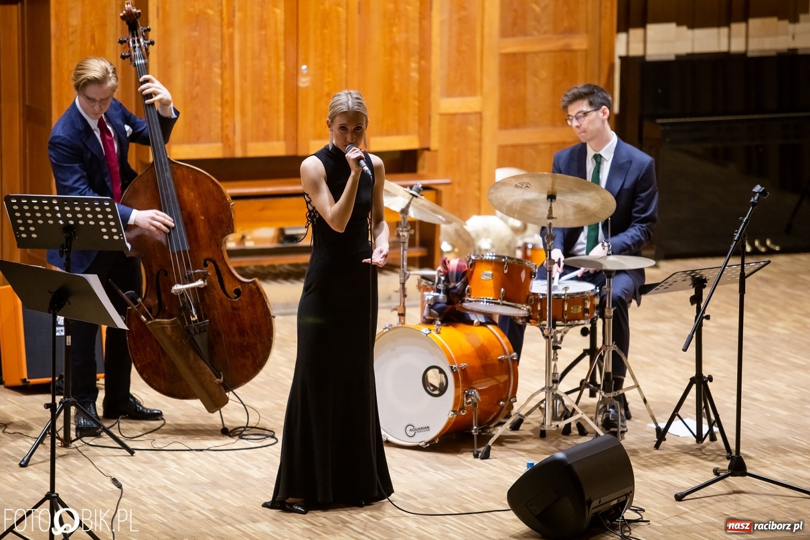 Zdjęcie w galerii na portalu naszraciborz.pl: Koncert Judyty Pisarczyk i wystawa fotograficzna Magia Światła wiadomości z regionu