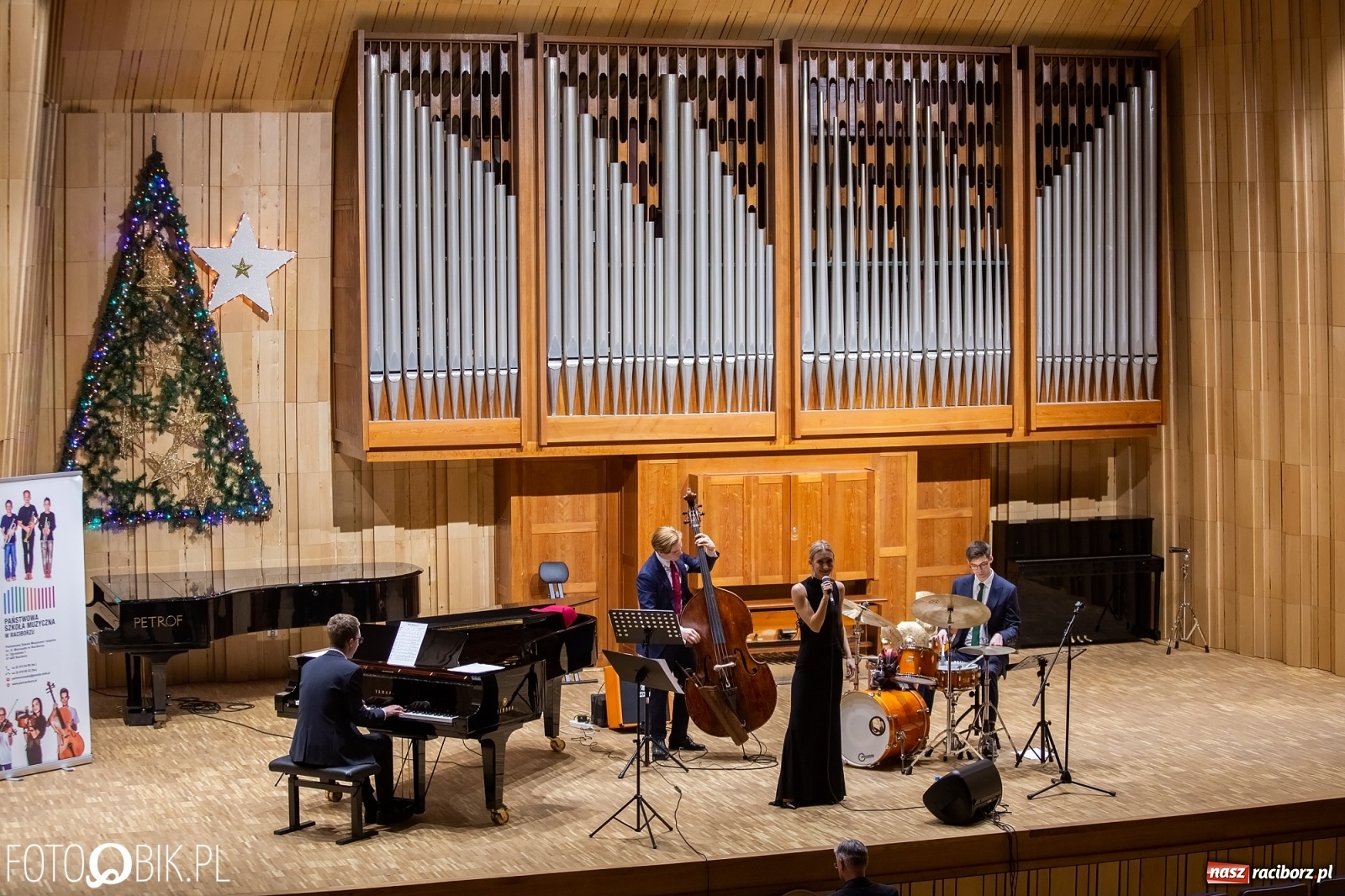 Zdjęcie w galerii na portalu naszraciborz.pl: Koncert Judyty Pisarczyk i wystawa fotograficzna Magia Światła wiadomości z regionu