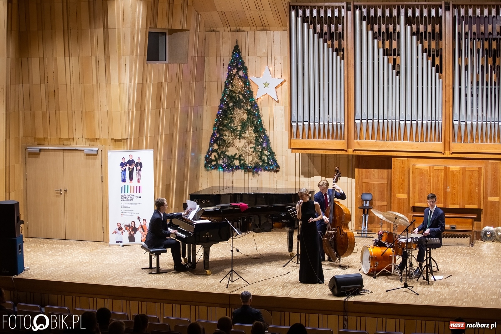 Zdjęcie w galerii na portalu naszraciborz.pl: Koncert Judyty Pisarczyk i wystawa fotograficzna Magia Światła wiadomości z regionu