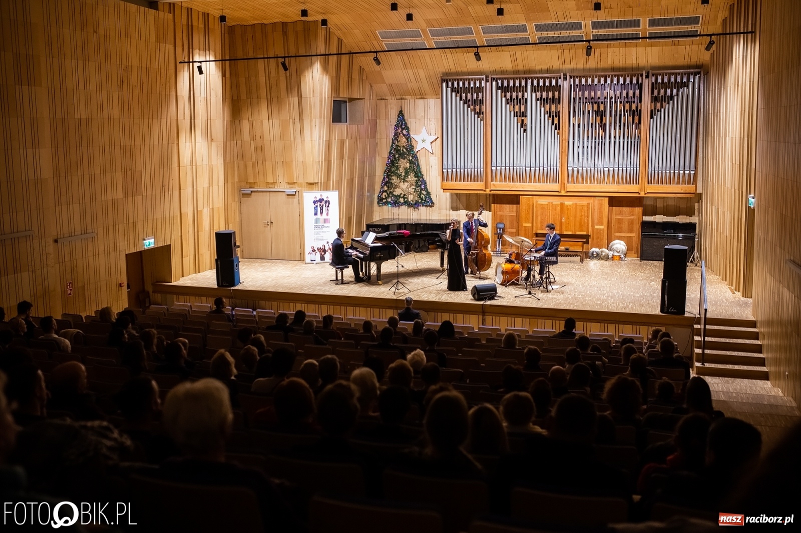Zdjęcie w galerii na portalu naszraciborz.pl: Koncert Judyty Pisarczyk i wystawa fotograficzna Magia Światła wiadomości z regionu