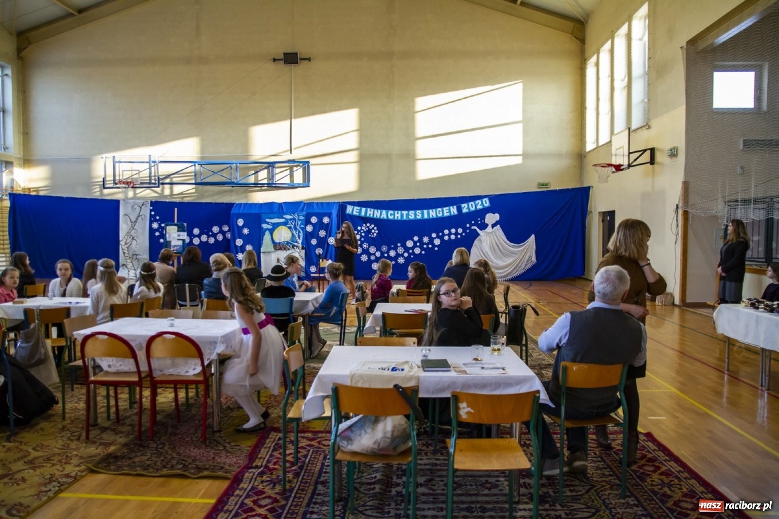 Zdjęcie w galerii na portalu naszraciborz.pl: Wielkie kolędowanie w szkole w Kornowacu wiadomości z regionu