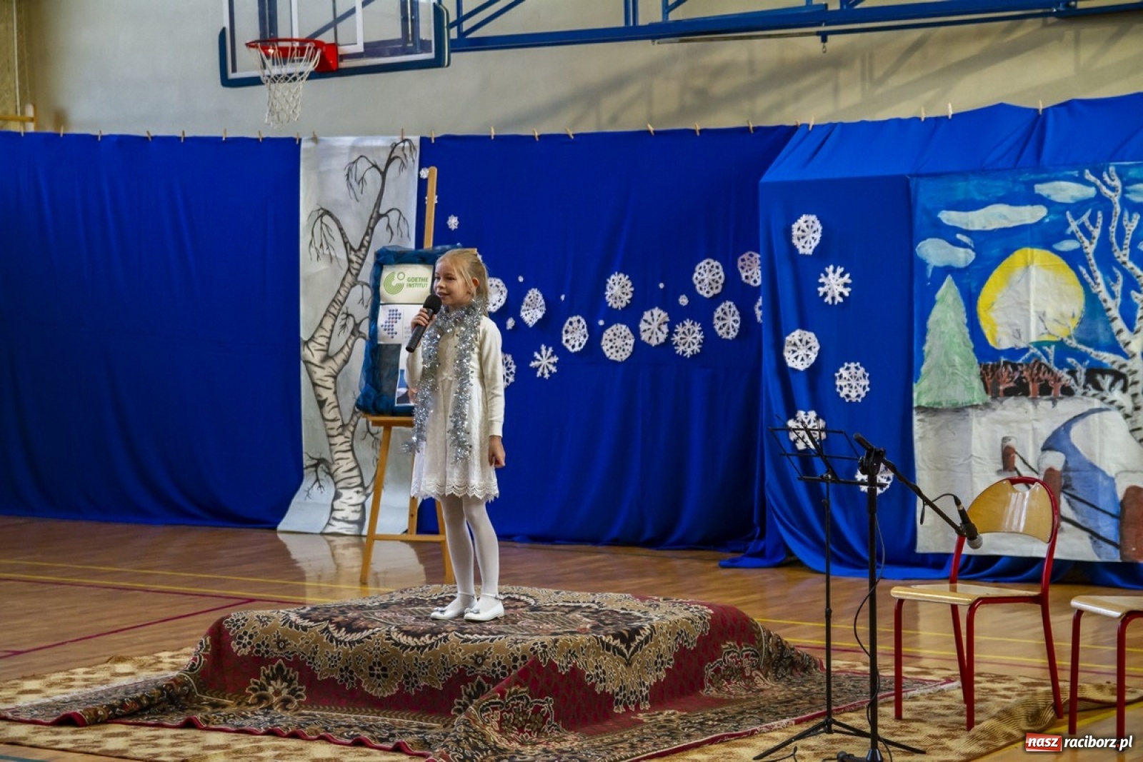 Zdjęcie w galerii na portalu naszraciborz.pl: Wielkie kolędowanie w szkole w Kornowacu wiadomości z regionu