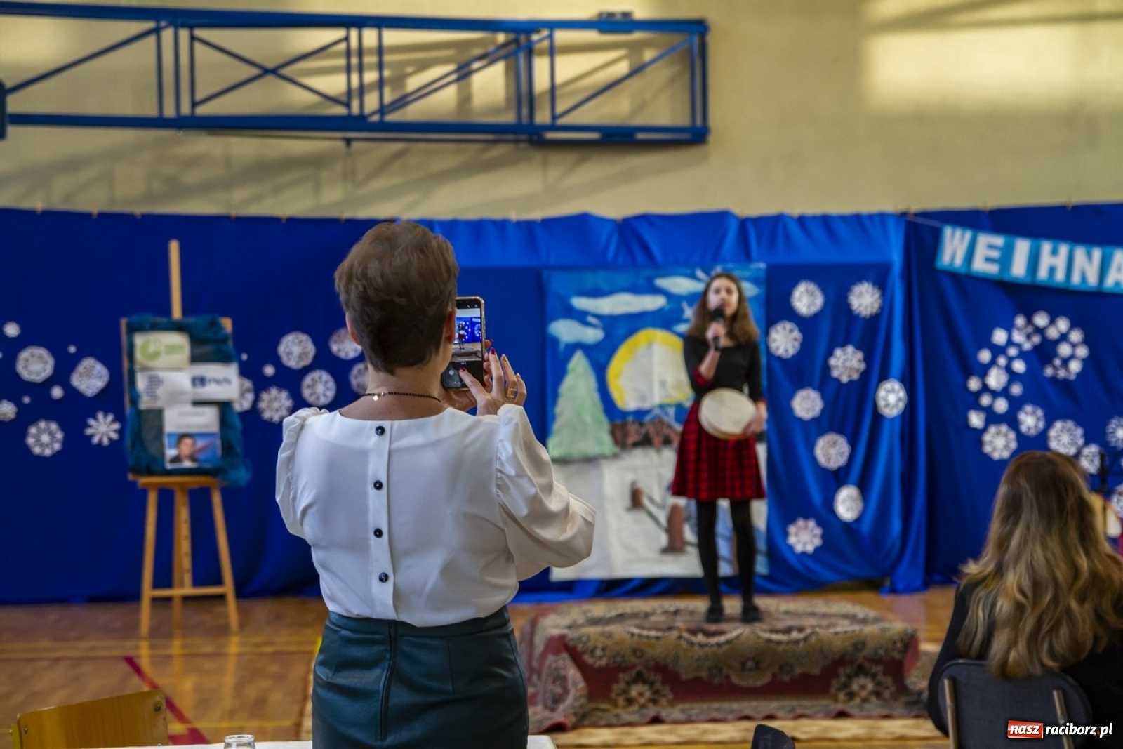 Zdjęcie w galerii na portalu naszraciborz.pl: Wielkie kolędowanie w szkole w Kornowacu wiadomości z regionu