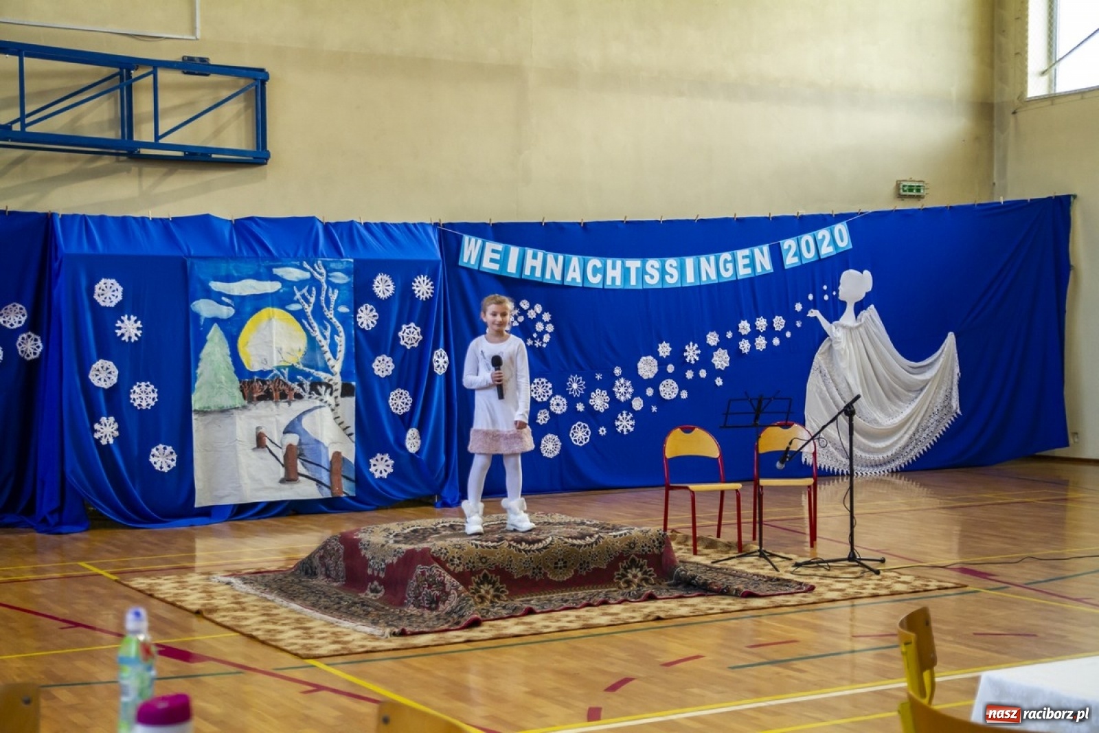 Zdjęcie w galerii na portalu naszraciborz.pl: Wielkie kolędowanie w szkole w Kornowacu wiadomości z regionu