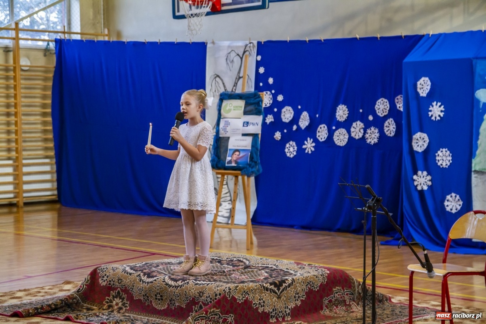Zdjęcie w galerii na portalu naszraciborz.pl: Wielkie kolędowanie w szkole w Kornowacu wiadomości z regionu