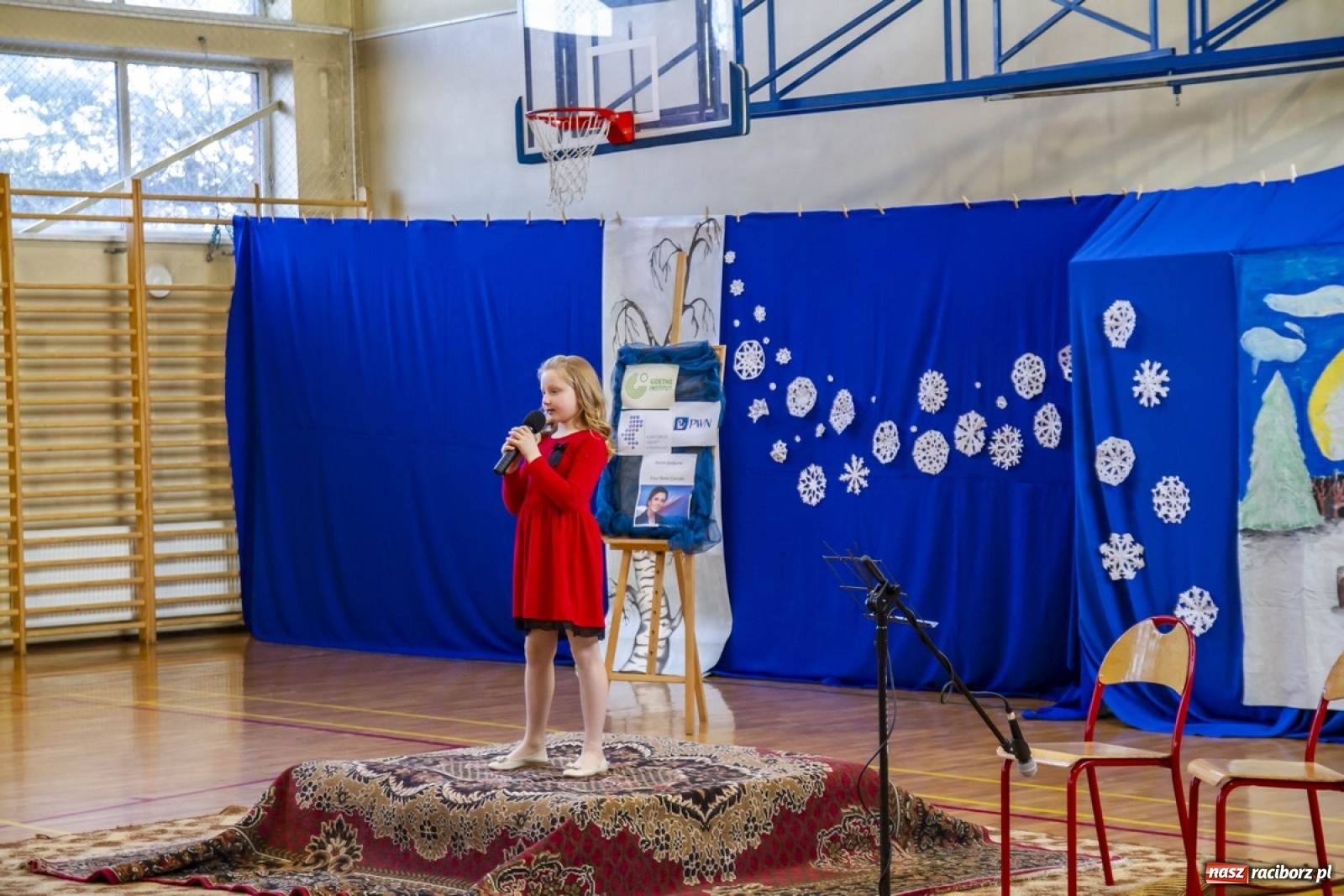 Zdjęcie w galerii na portalu naszraciborz.pl: Wielkie kolędowanie w szkole w Kornowacu wiadomości z regionu