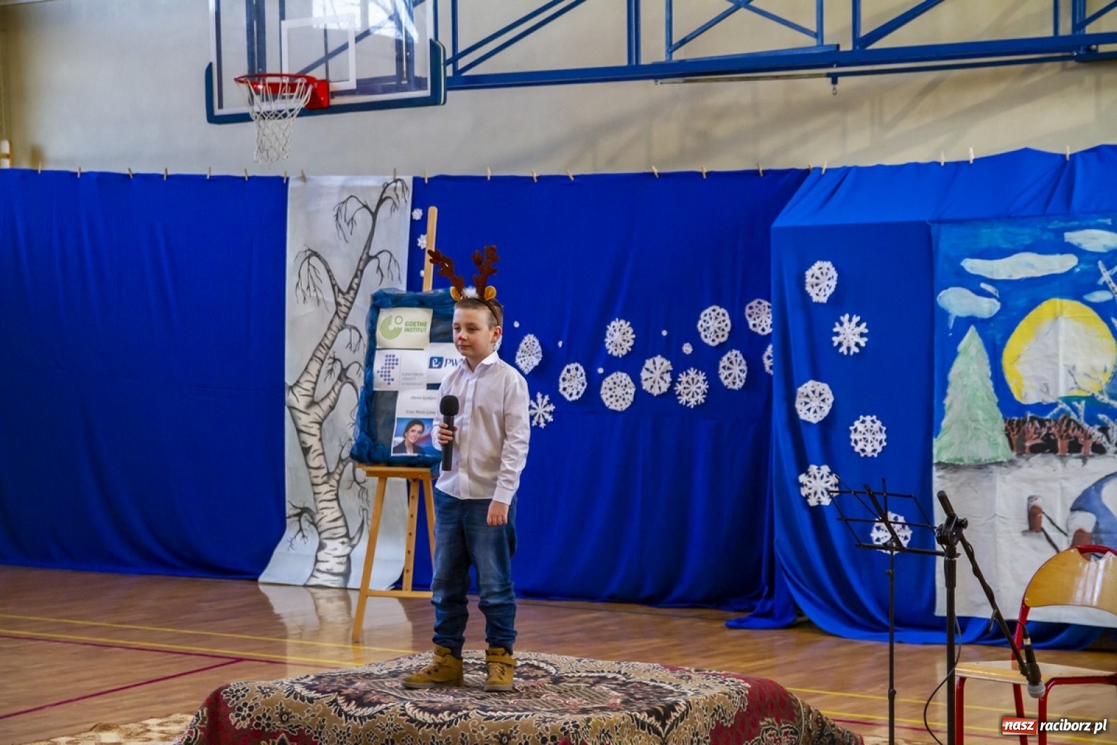 Zdjęcie w galerii na portalu naszraciborz.pl: Wielkie kolędowanie w szkole w Kornowacu wiadomości z regionu