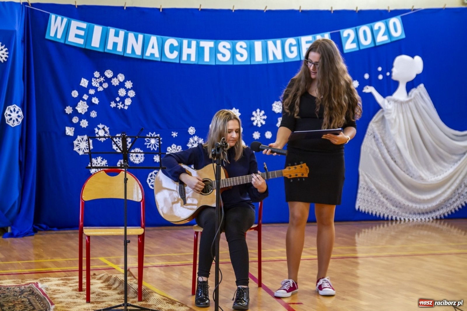 Zdjęcie w galerii na portalu naszraciborz.pl: Wielkie kolędowanie w szkole w Kornowacu wiadomości z regionu