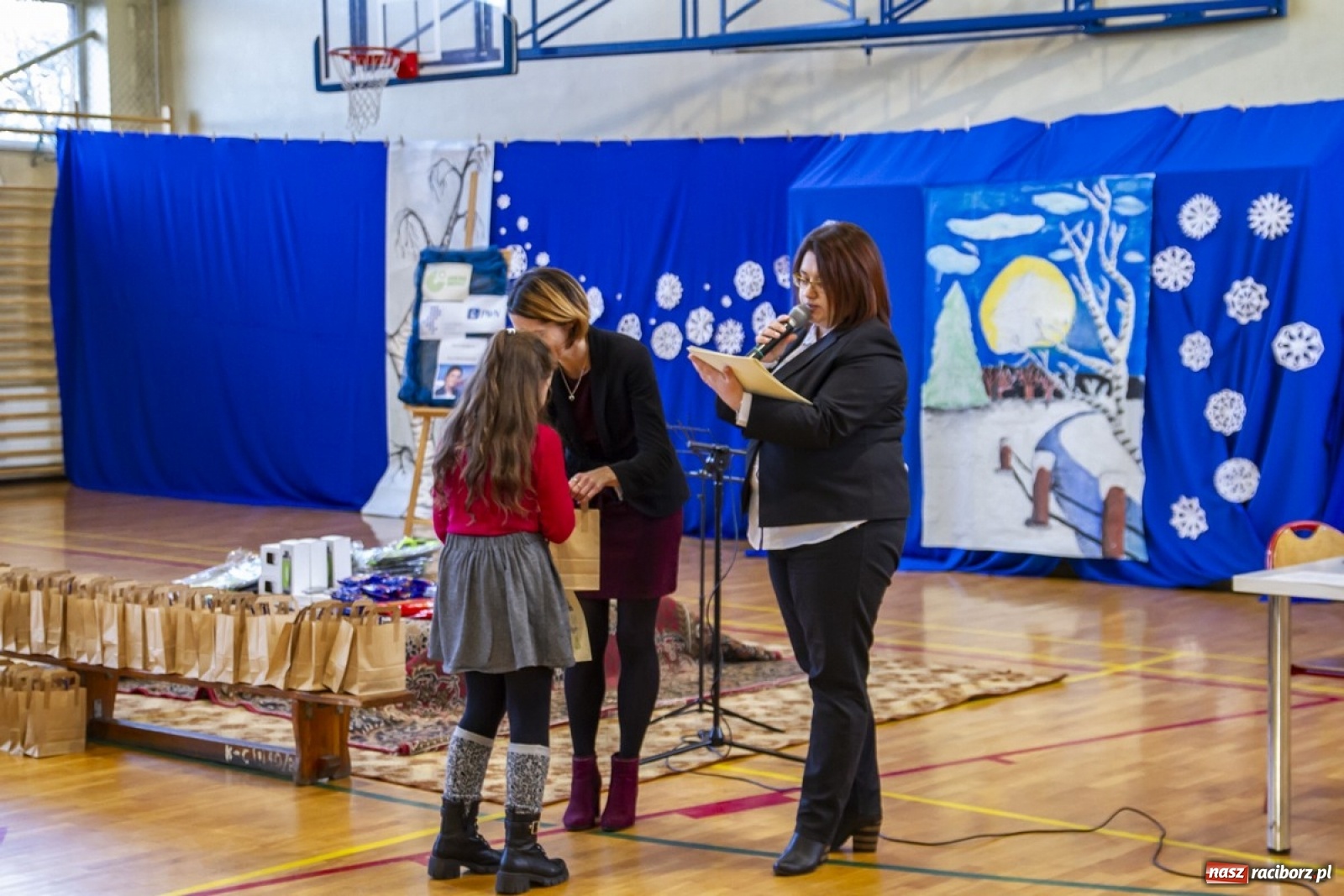 Zdjęcie w galerii na portalu naszraciborz.pl: Wielkie kolędowanie w szkole w Kornowacu wiadomości z regionu