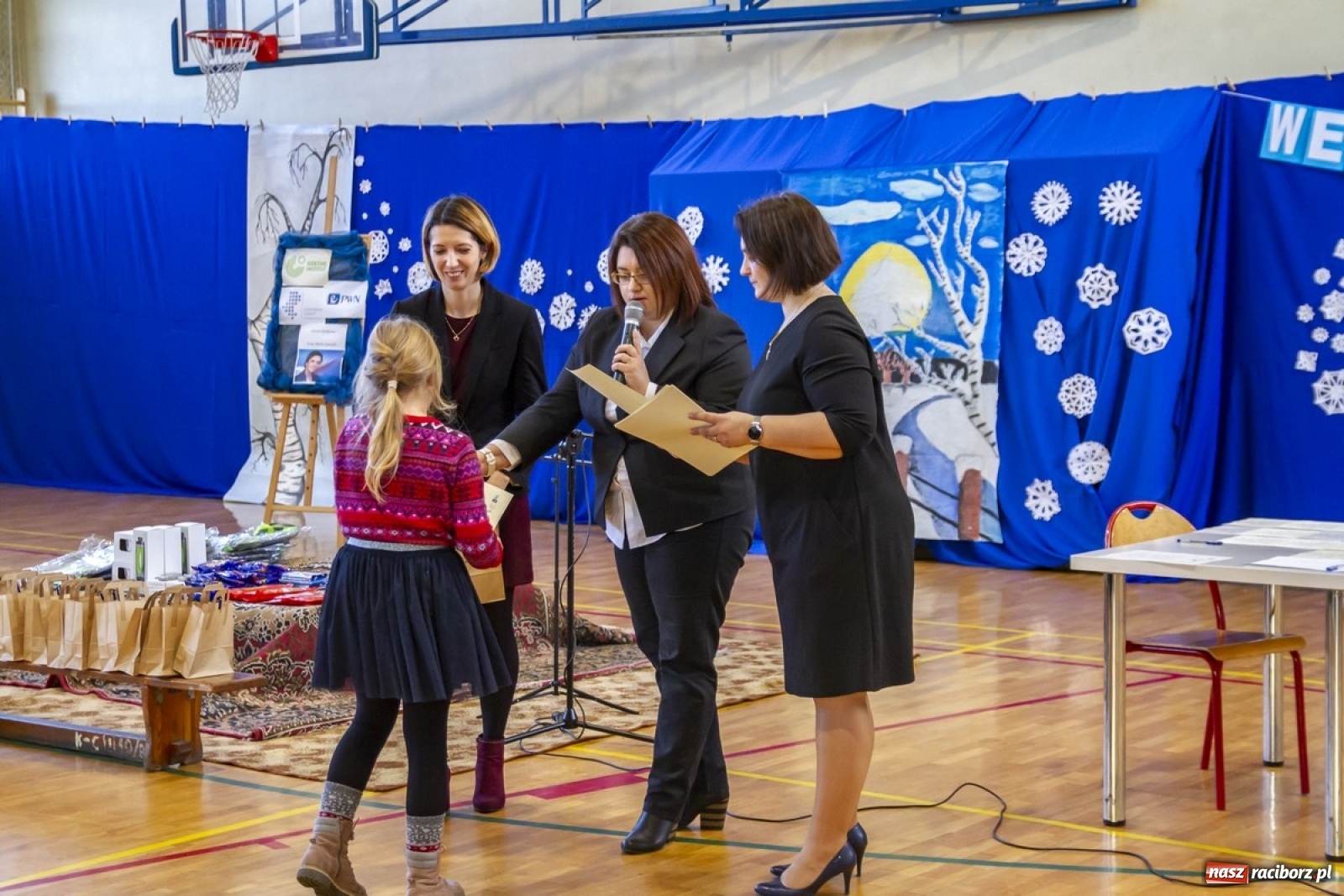 Zdjęcie w galerii na portalu naszraciborz.pl: Wielkie kolędowanie w szkole w Kornowacu wiadomości z regionu