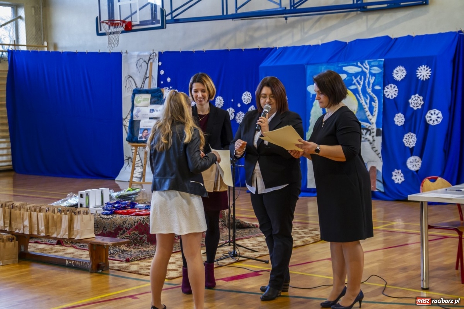 Zdjęcie w galerii na portalu naszraciborz.pl: Wielkie kolędowanie w szkole w Kornowacu wiadomości z regionu