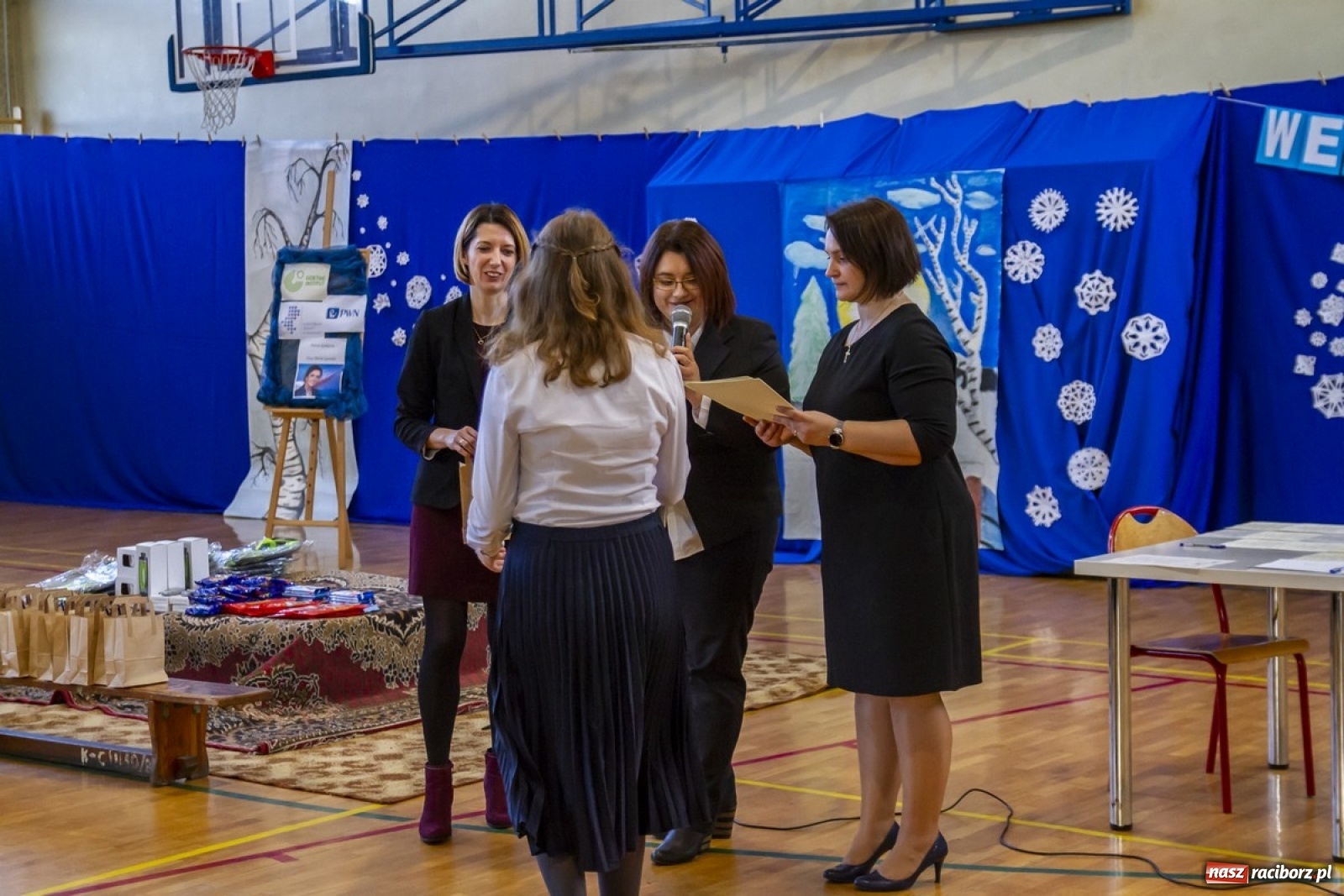 Zdjęcie w galerii na portalu naszraciborz.pl: Wielkie kolędowanie w szkole w Kornowacu wiadomości z regionu