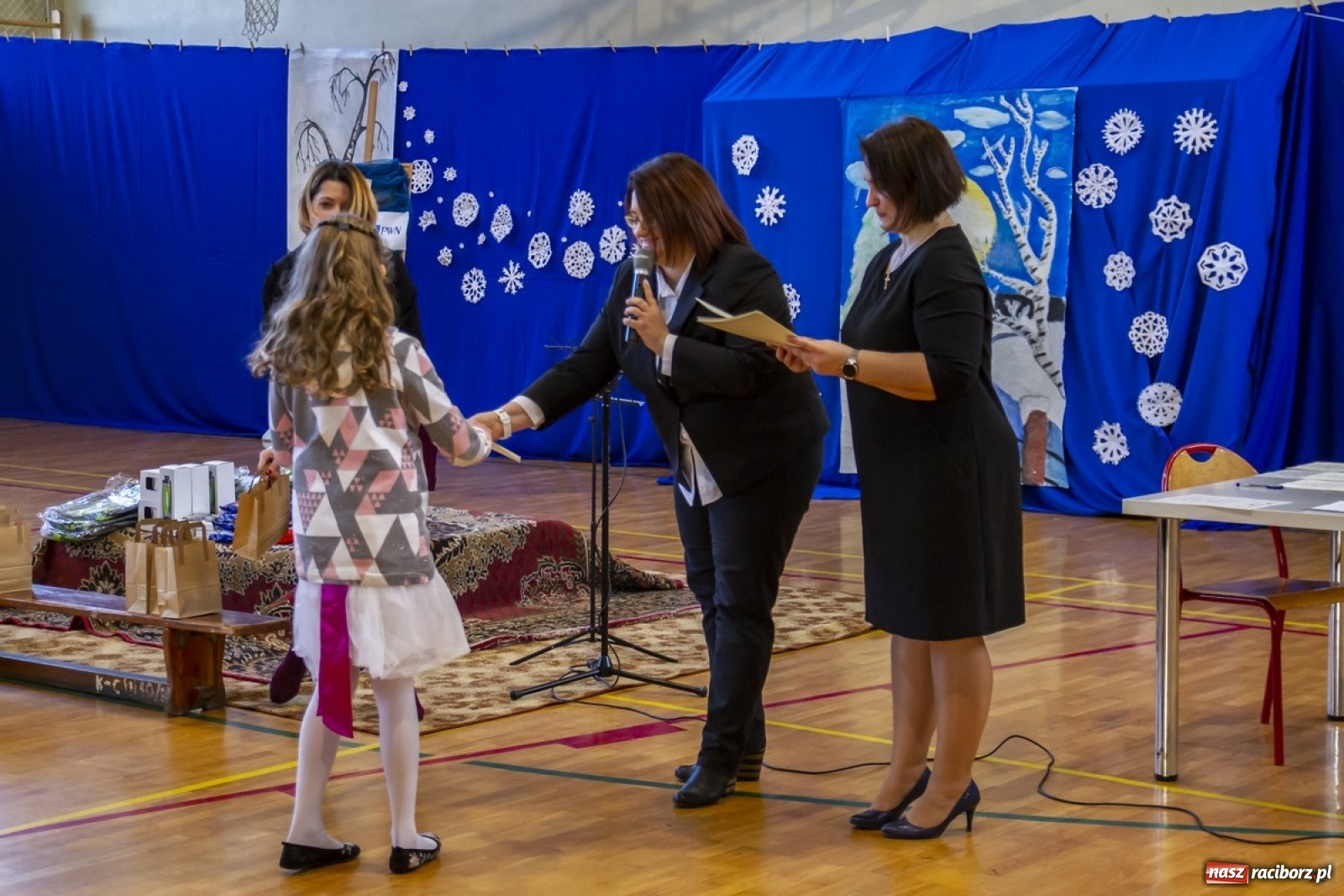 Zdjęcie w galerii na portalu naszraciborz.pl: Wielkie kolędowanie w szkole w Kornowacu wiadomości z regionu