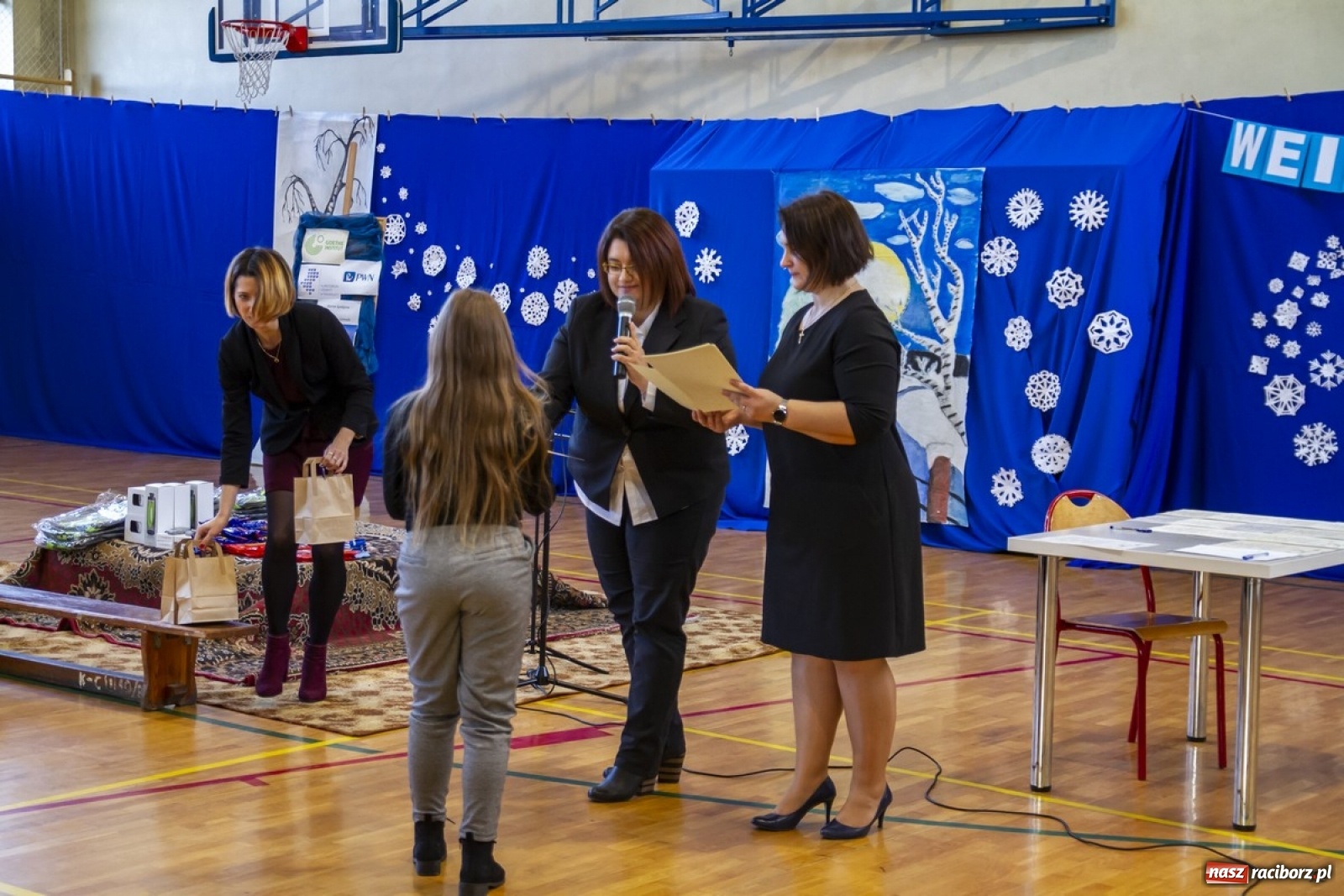Zdjęcie w galerii na portalu naszraciborz.pl: Wielkie kolędowanie w szkole w Kornowacu wiadomości z regionu