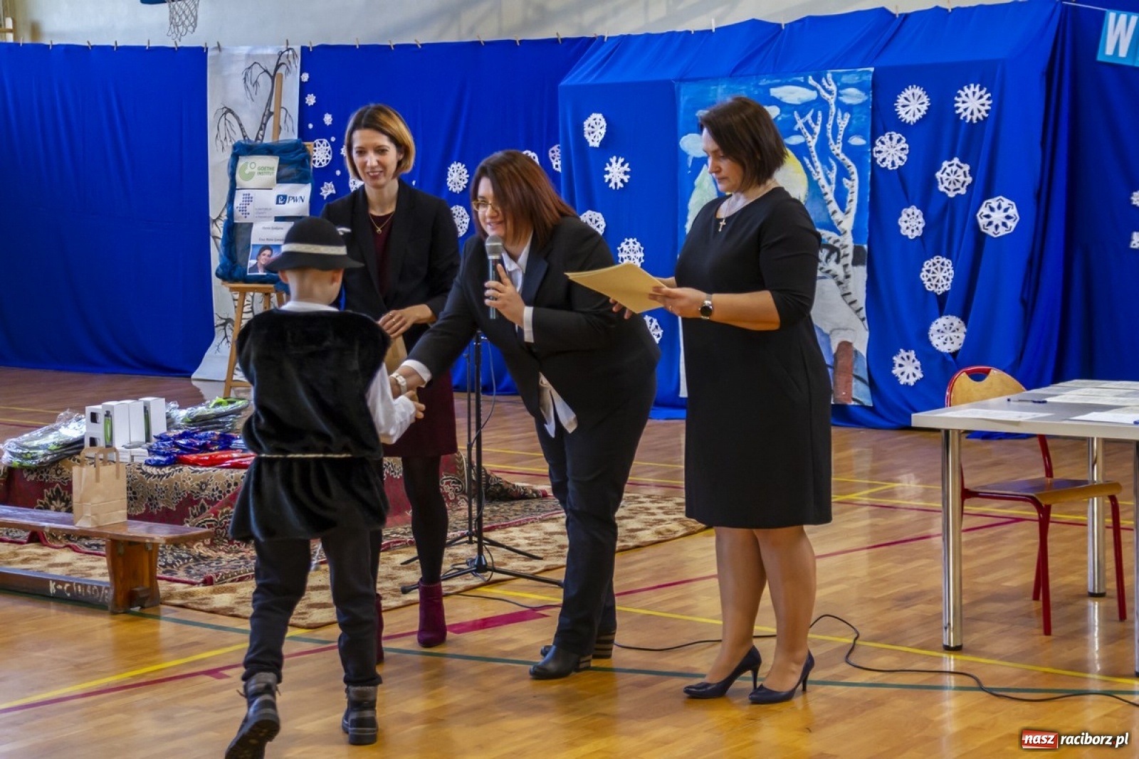 Zdjęcie w galerii na portalu naszraciborz.pl: Wielkie kolędowanie w szkole w Kornowacu wiadomości z regionu
